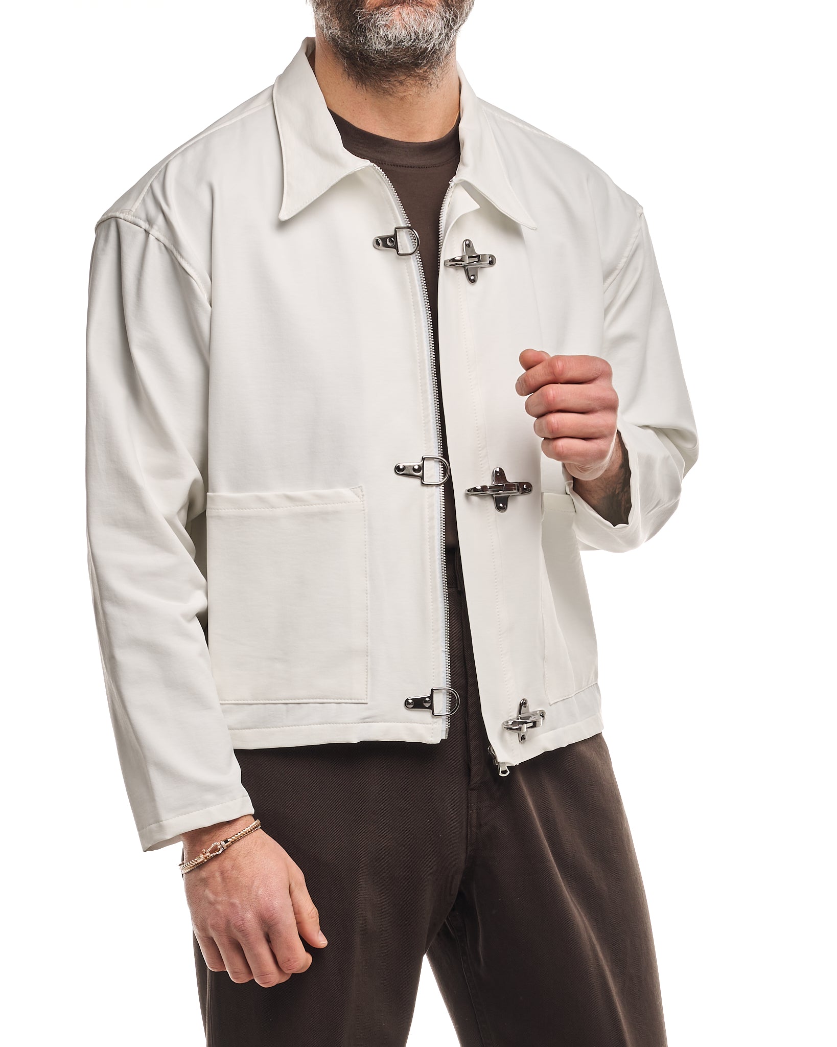 Chaqueta vaquera lavada con mosquetones blancos