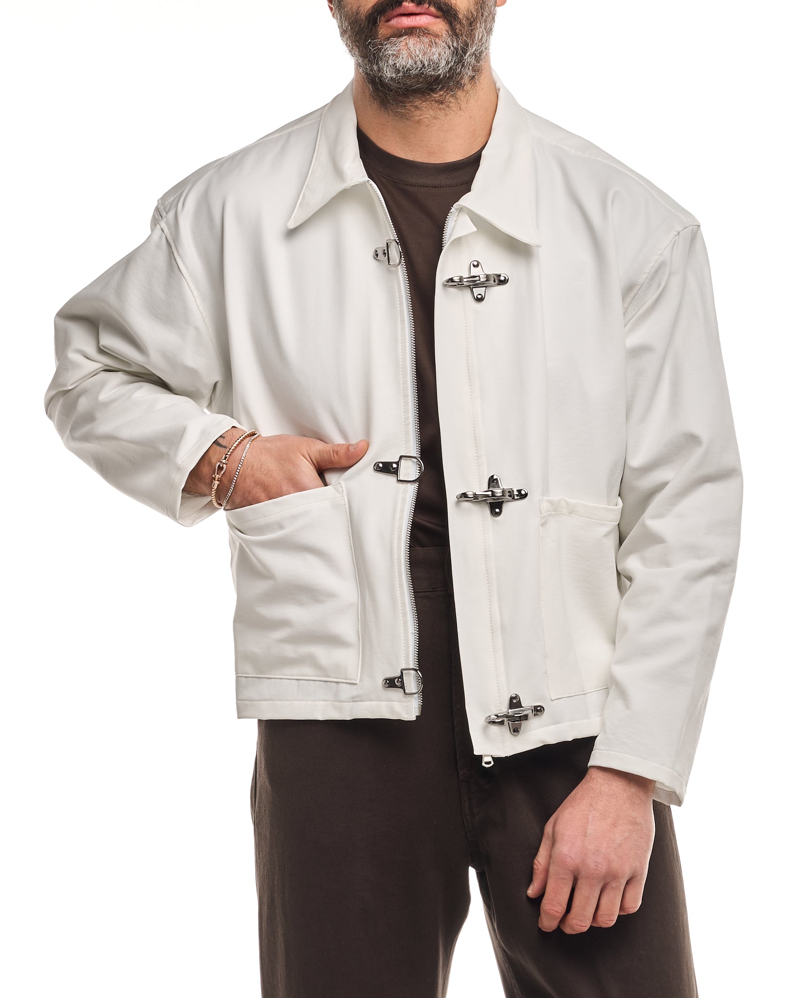 Chaqueta vaquera lavada con mosquetones blancos