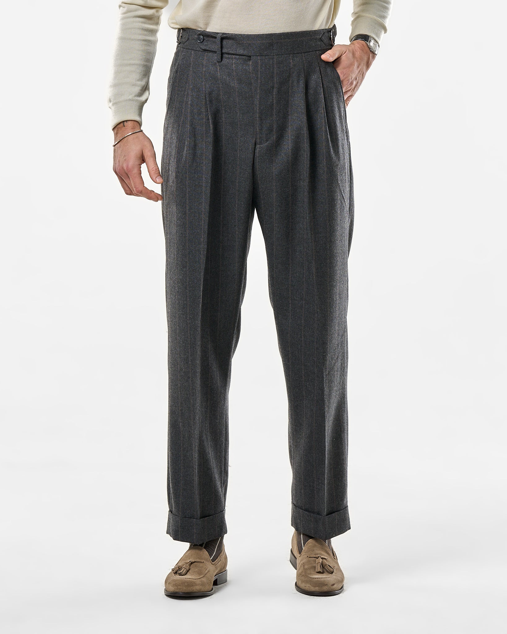 Pantalone Fondo Ampio e Fibbie Laterali in Lana Gessato Grigio Scuro e Moro Bellagio