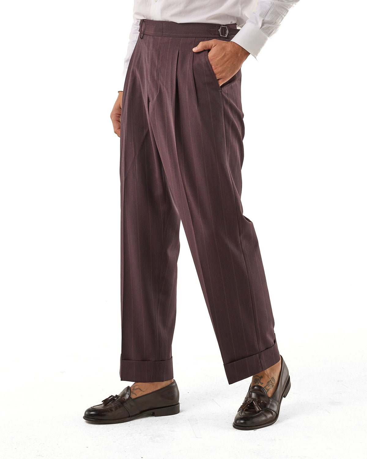 Pantalones de pernera ancha color ciruela con rayas beige y hebillas laterales.