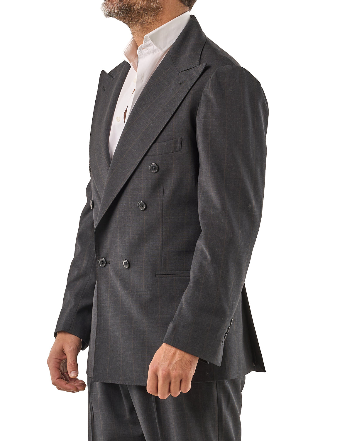 Chaqueta gris humo a rayas finas de color marrón oscuro.