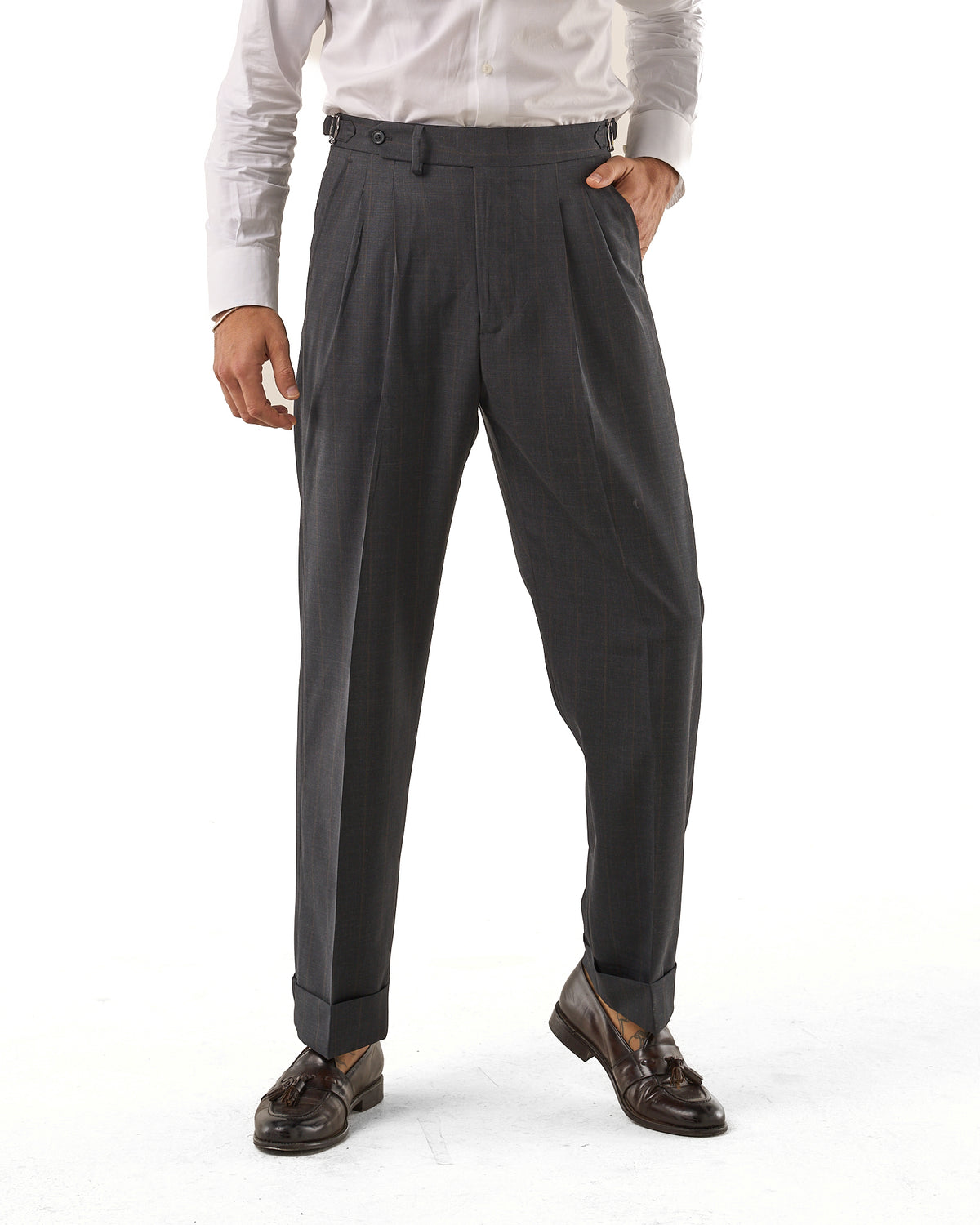 Pantalones de pernera ancha con hebillas laterales – Gris carbón a rayas diplomáticas con raya marrón oscuro
