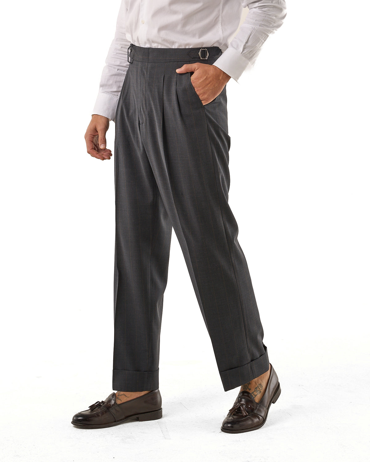 Pantalones de pernera ancha con hebillas laterales – Gris carbón a rayas diplomáticas con raya marrón oscuro