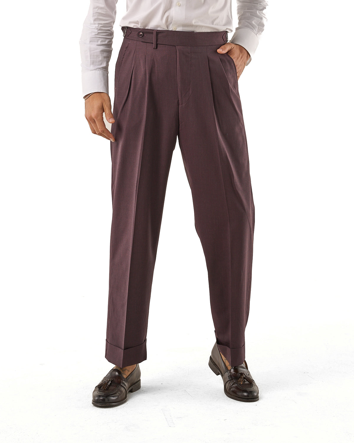 Pantalones de pernera ancha color ciruela y hebillas laterales.