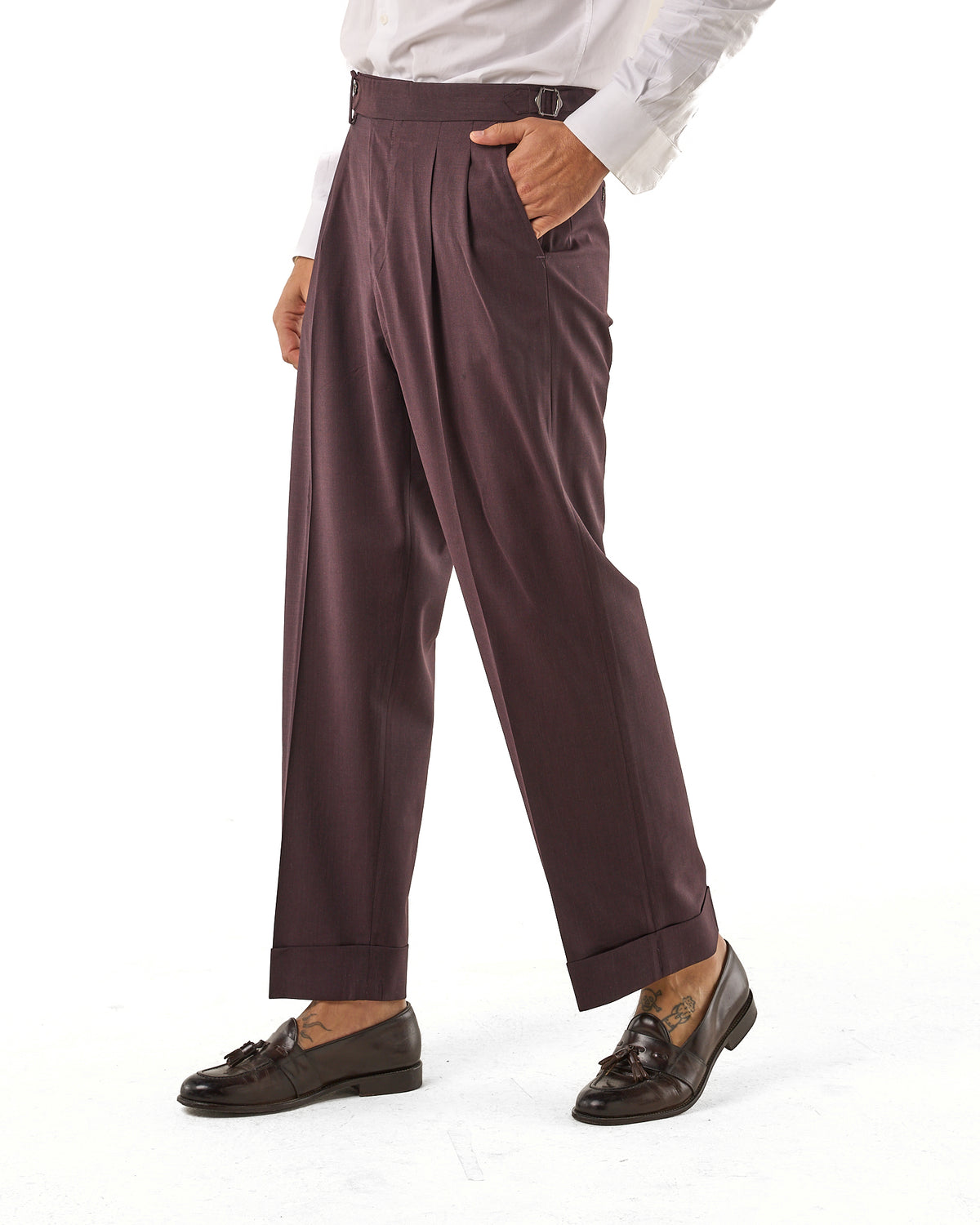 Pantalones de pernera ancha color ciruela y hebillas laterales.