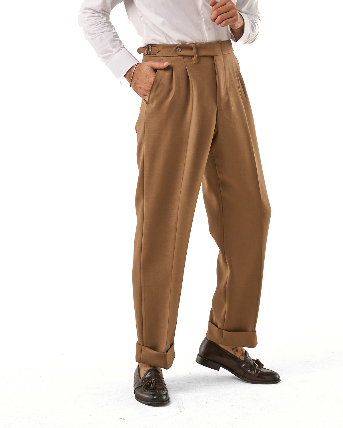 Pantalones de pernera ancha color camel con hebillas laterales diagonales