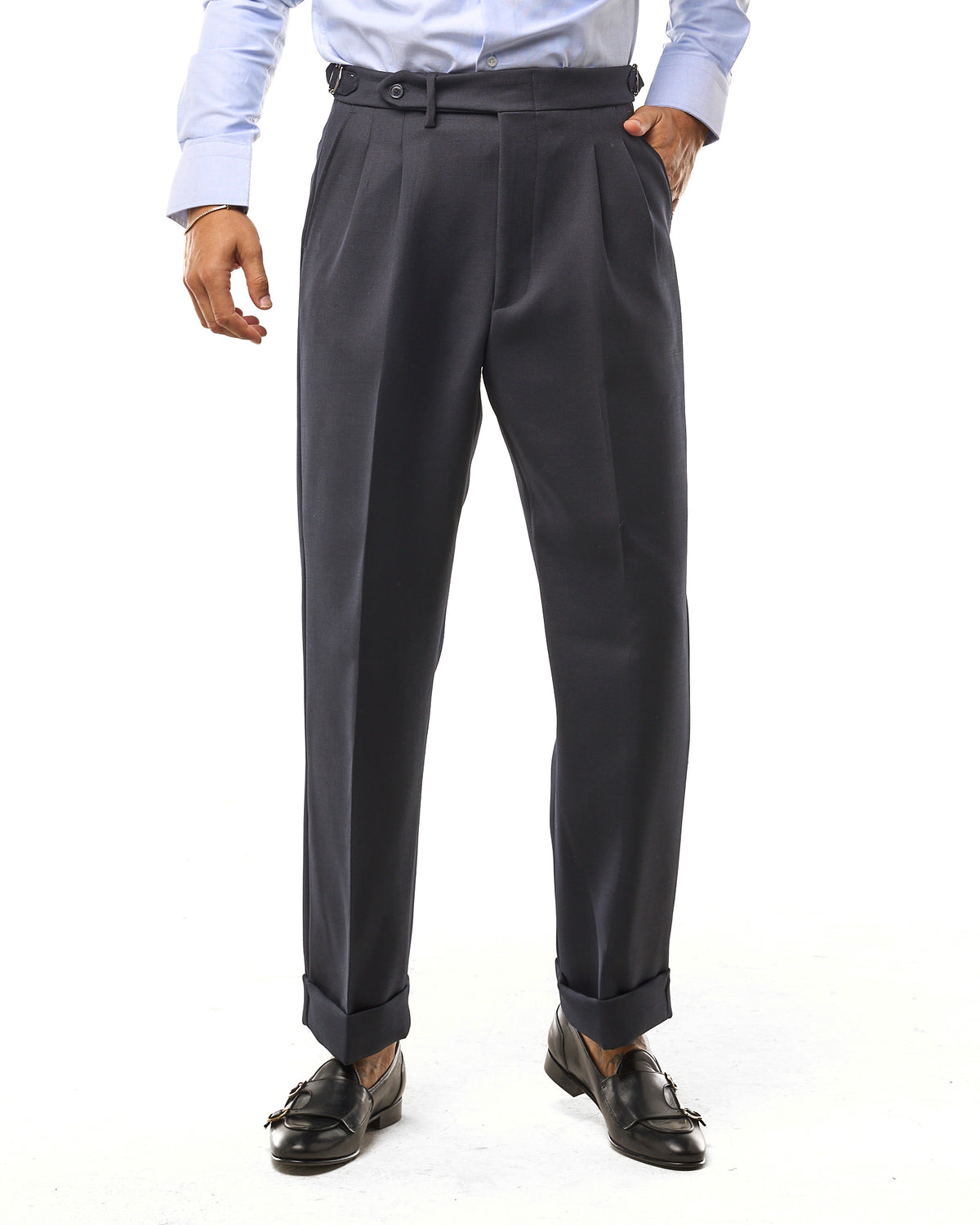 Pantalones de bajo ancho en azul con hebillas laterales diagonales