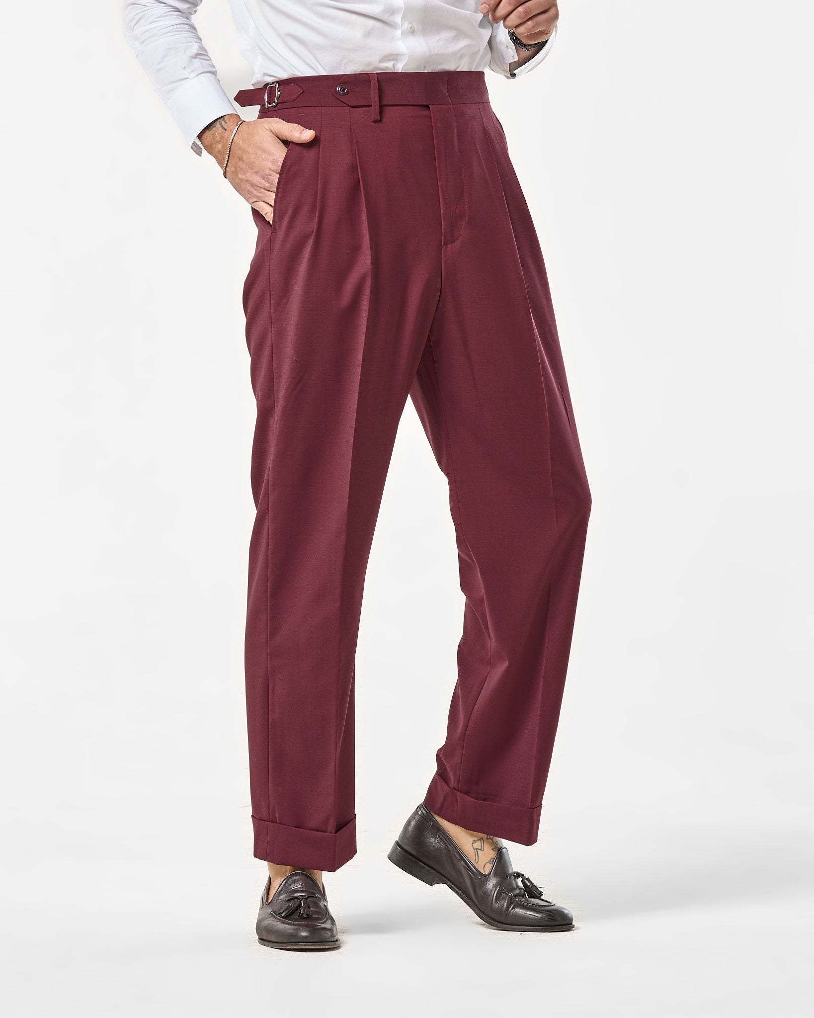 Pantalones de pernera ancha con hebillas laterales en color burdeos Florencia