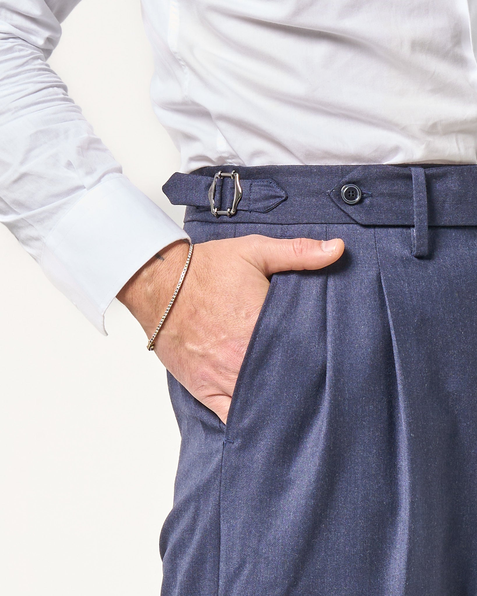 Pantalone Fondo Ampio e Fibbie Laterali in Lana Foulè Blu