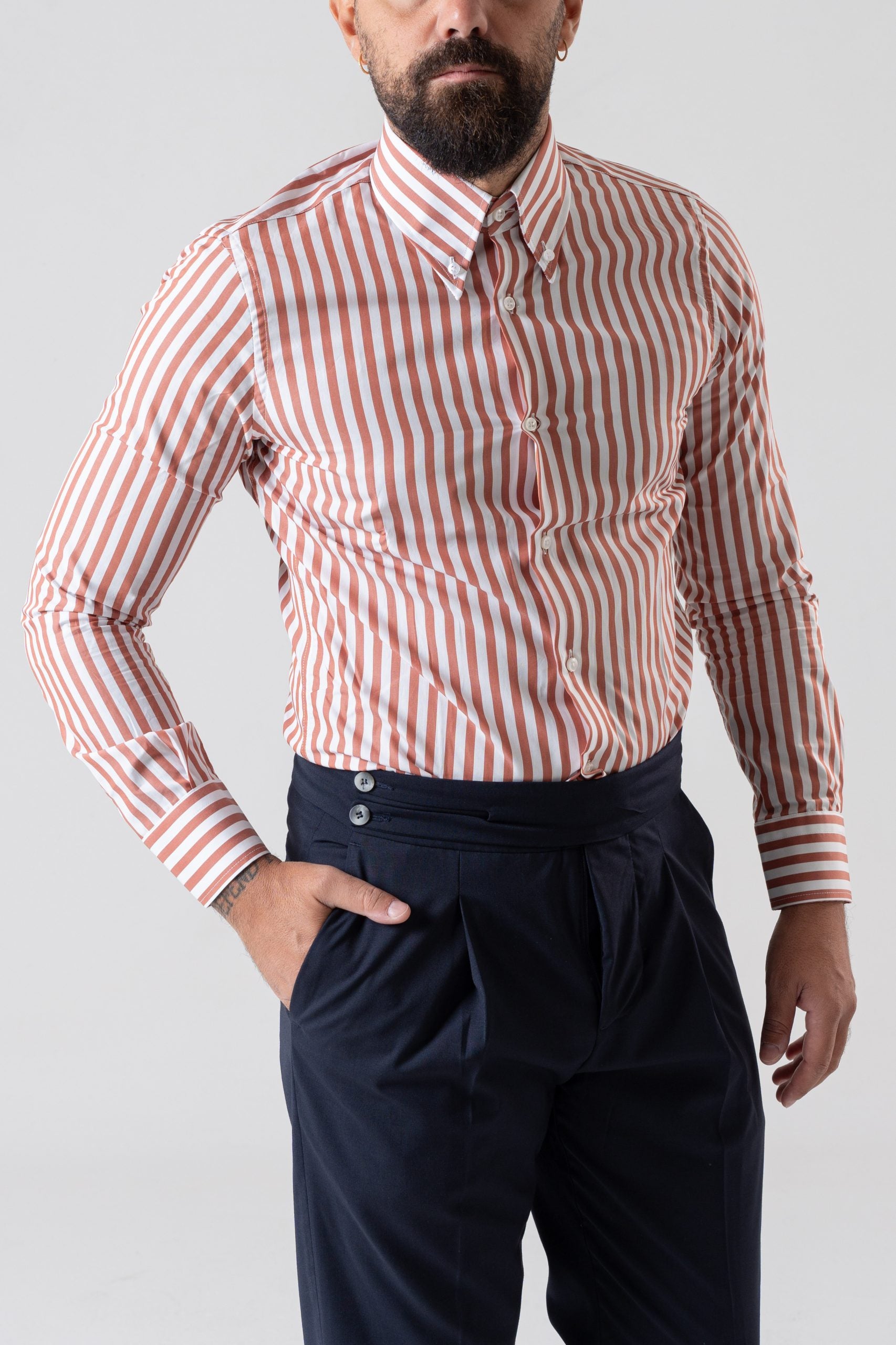 Camisa de rayas anchas color melocotón con cuello abotonado