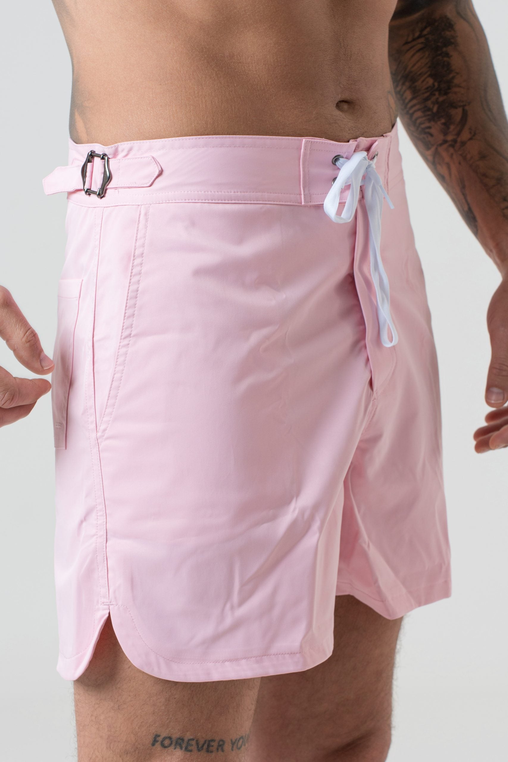Disfraz con hebilla lateral rosa