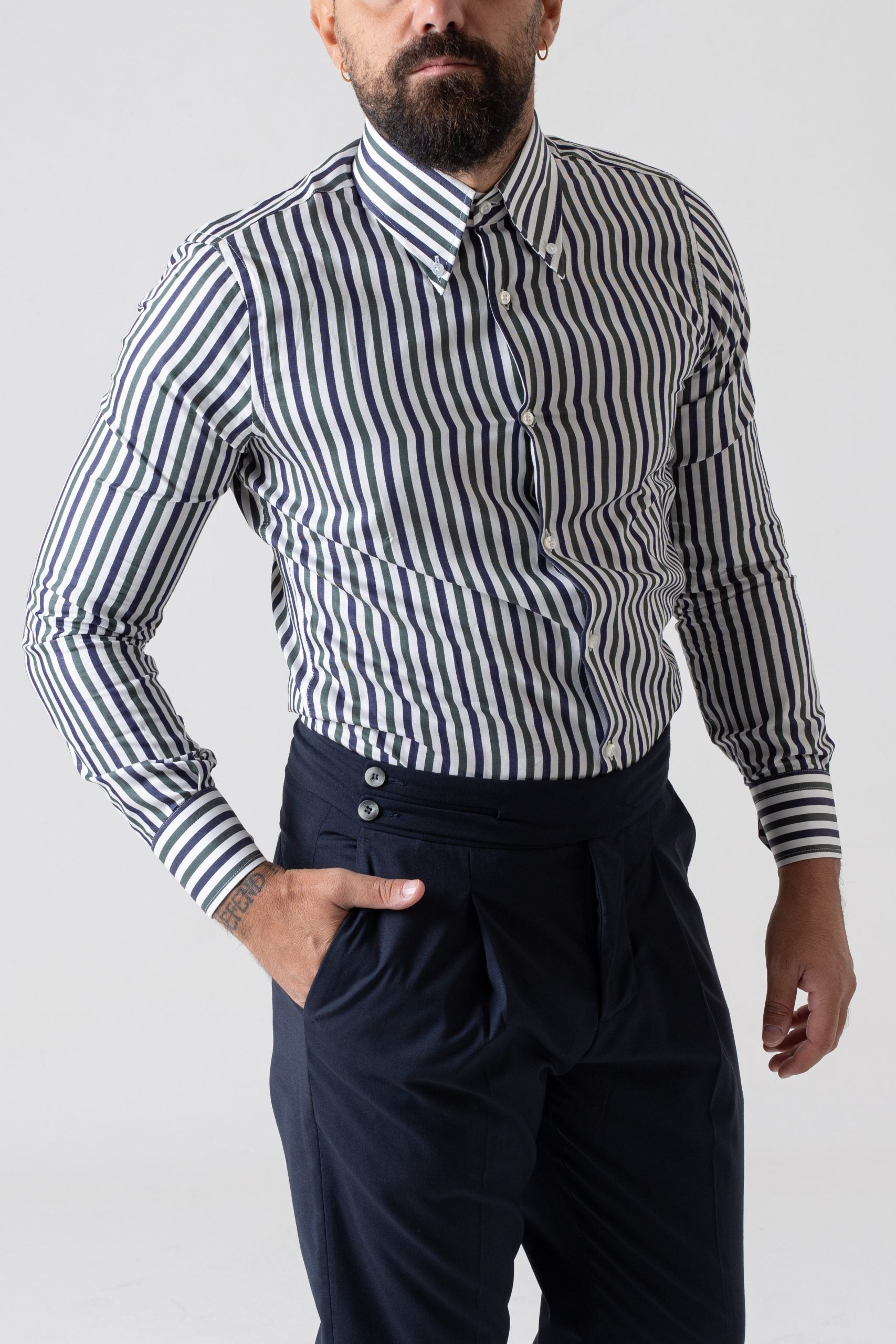 Camisa de rayas anchas verdes y azules con cuello abotonado