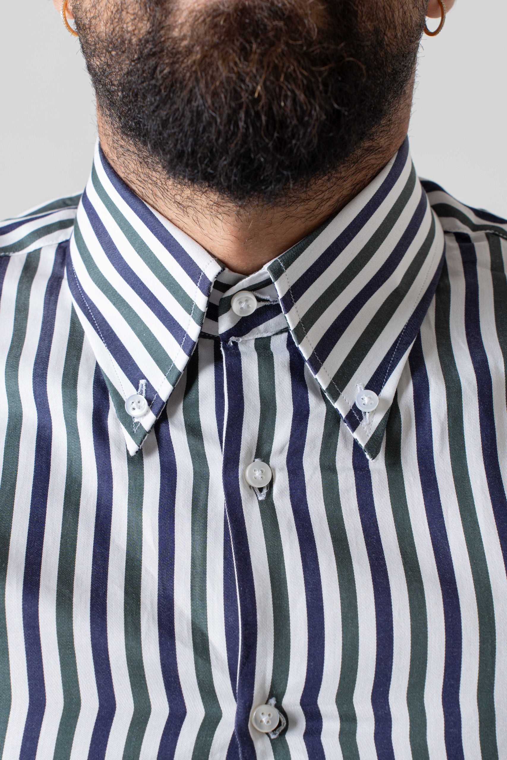 Camisa de rayas anchas verdes y azules con cuello abotonado