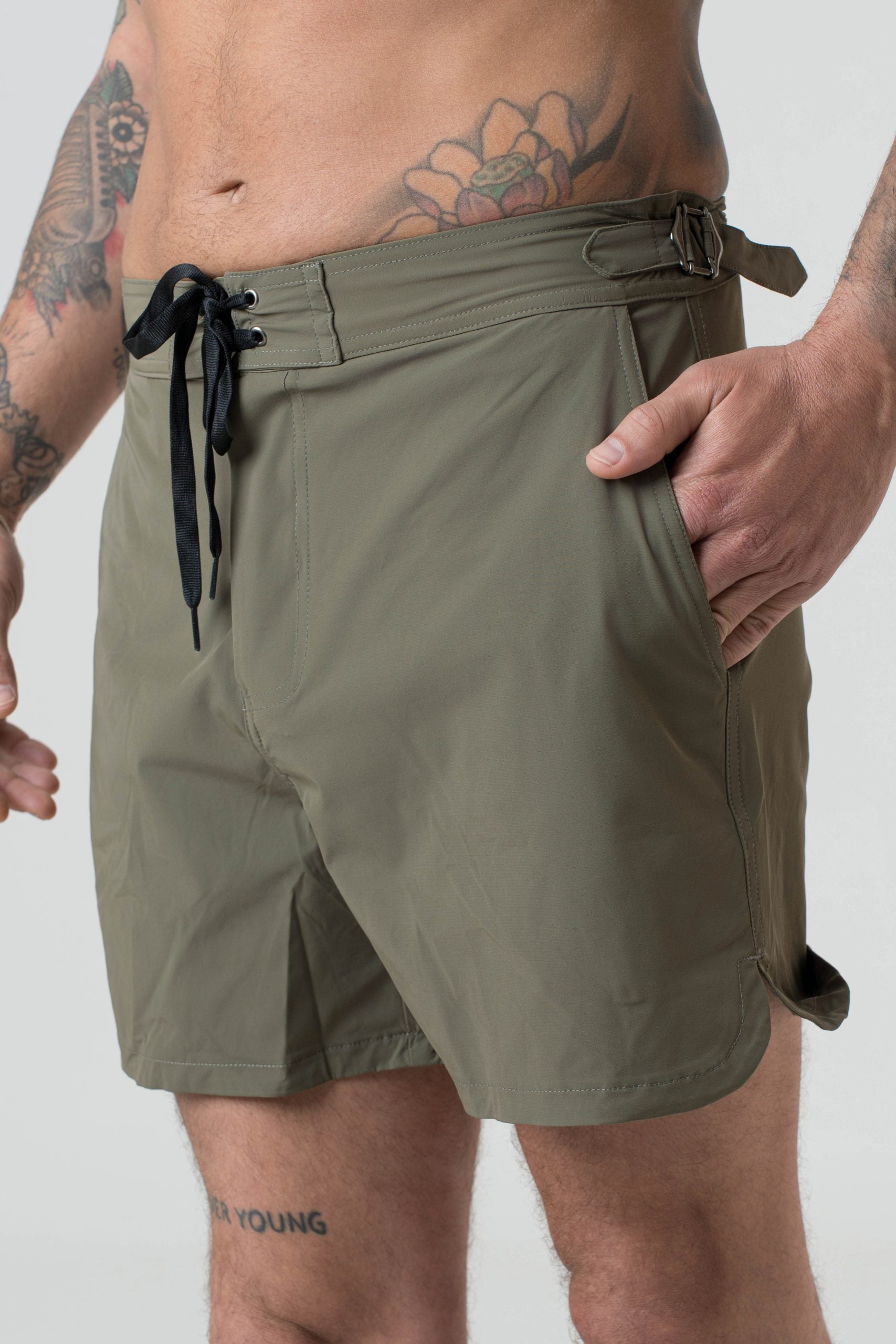 Disfraz con hebilla lateral verde militar