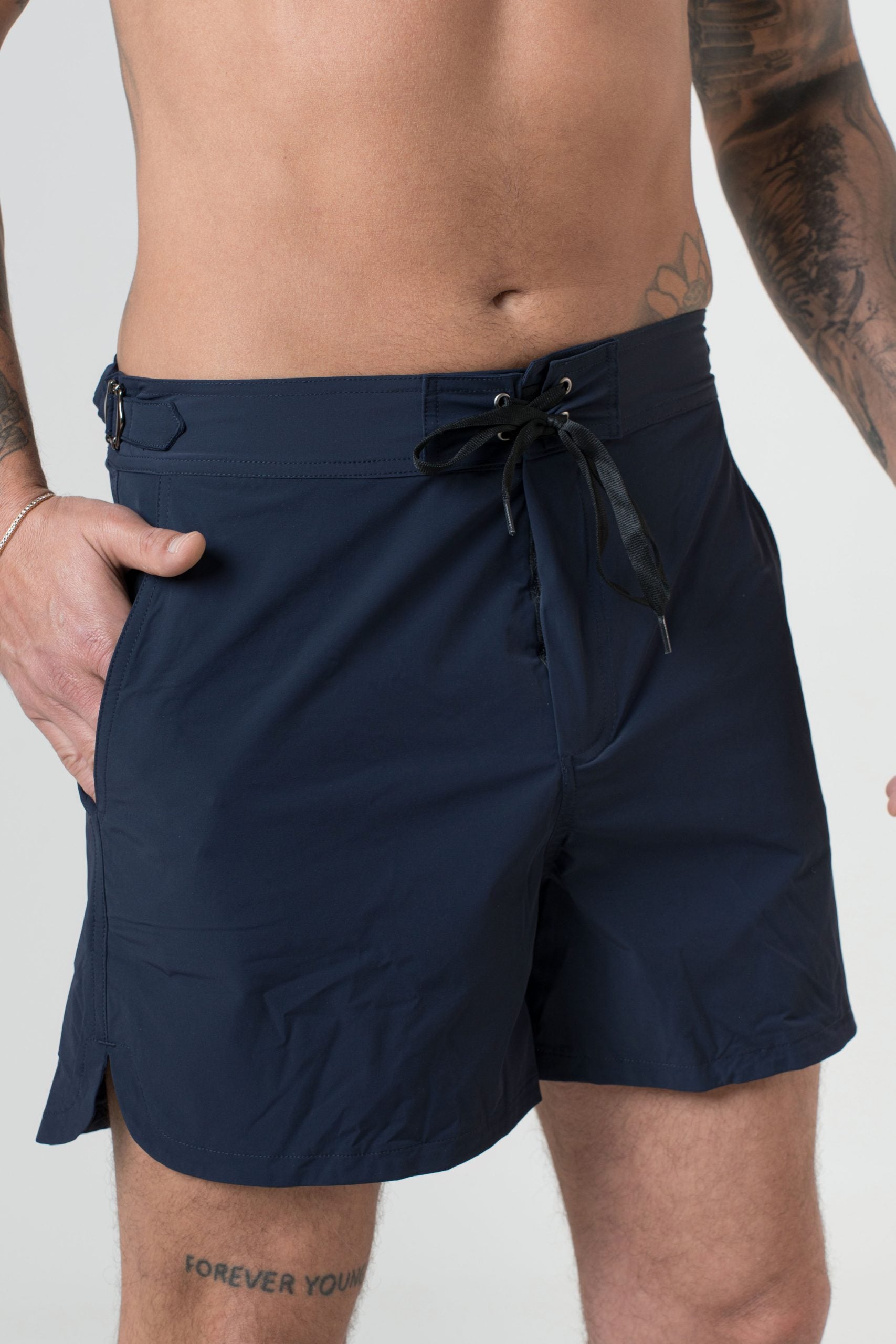 Disfraz con hebillas laterales azules