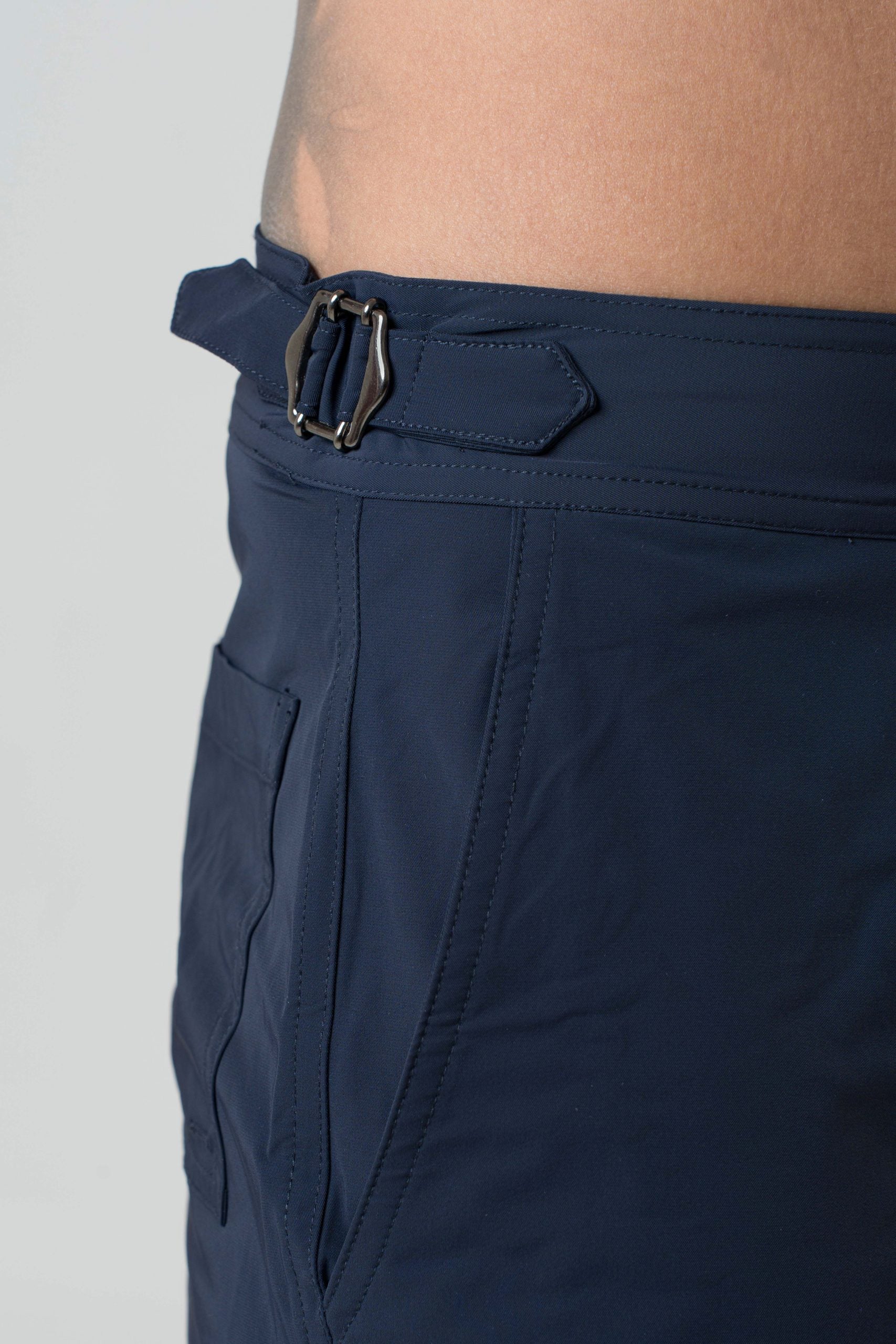 Disfraz con hebillas laterales azules