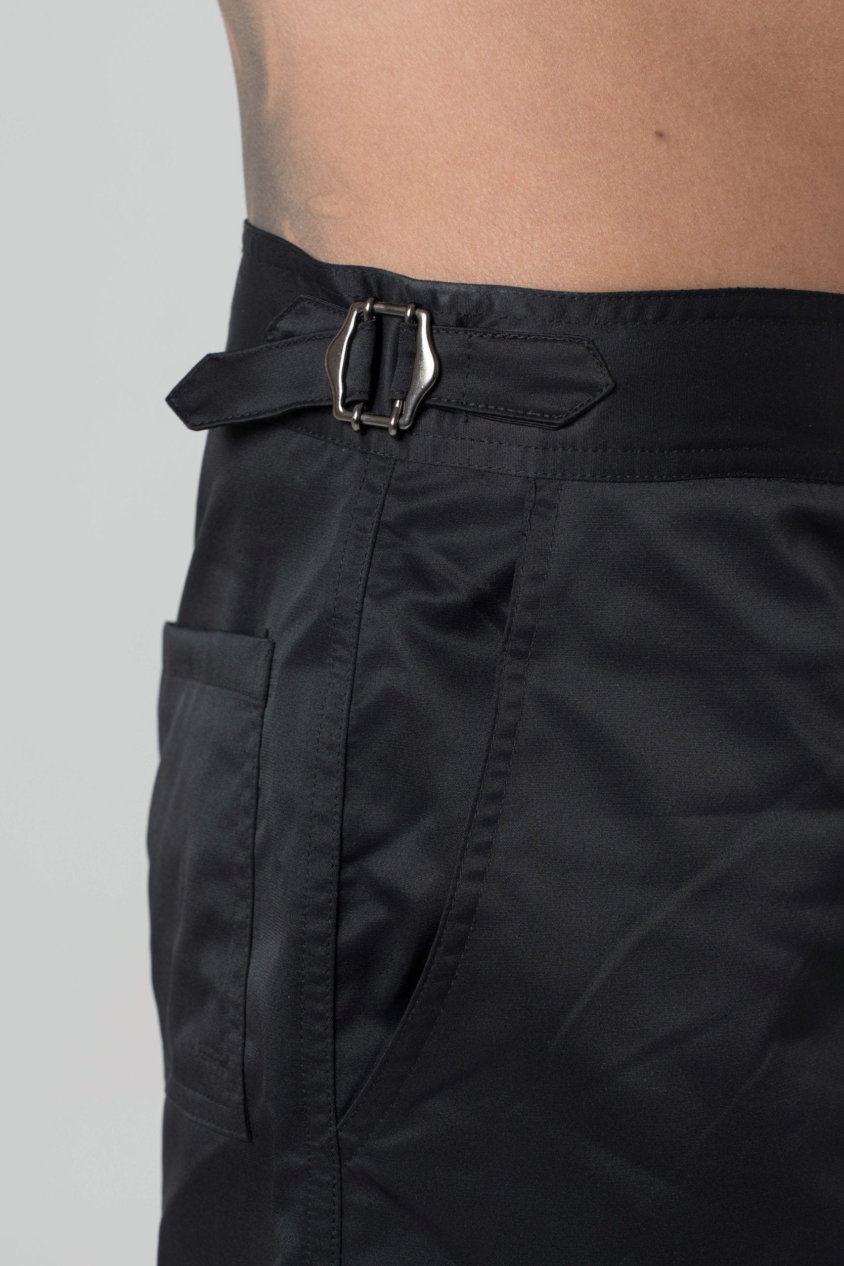 Disfraz con hebilla lateral negra