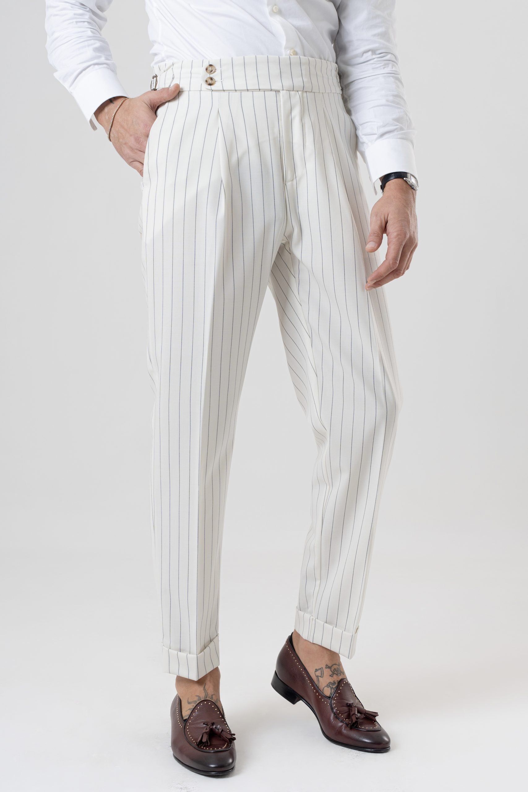 Pantalón color crema con busto redondo y raya azul Riviera