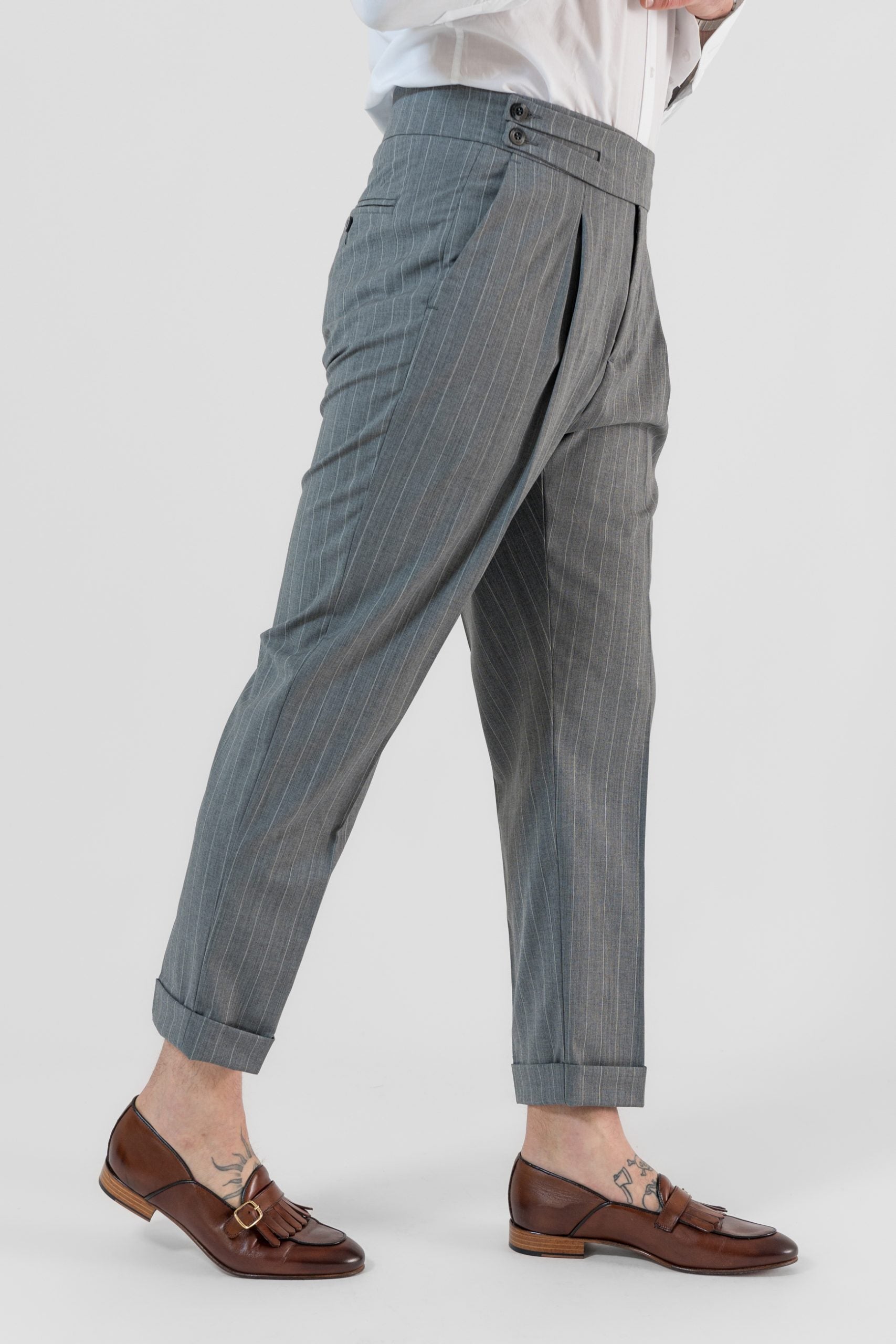 Pantalones grises a rayas con abertura en Milano Marittima