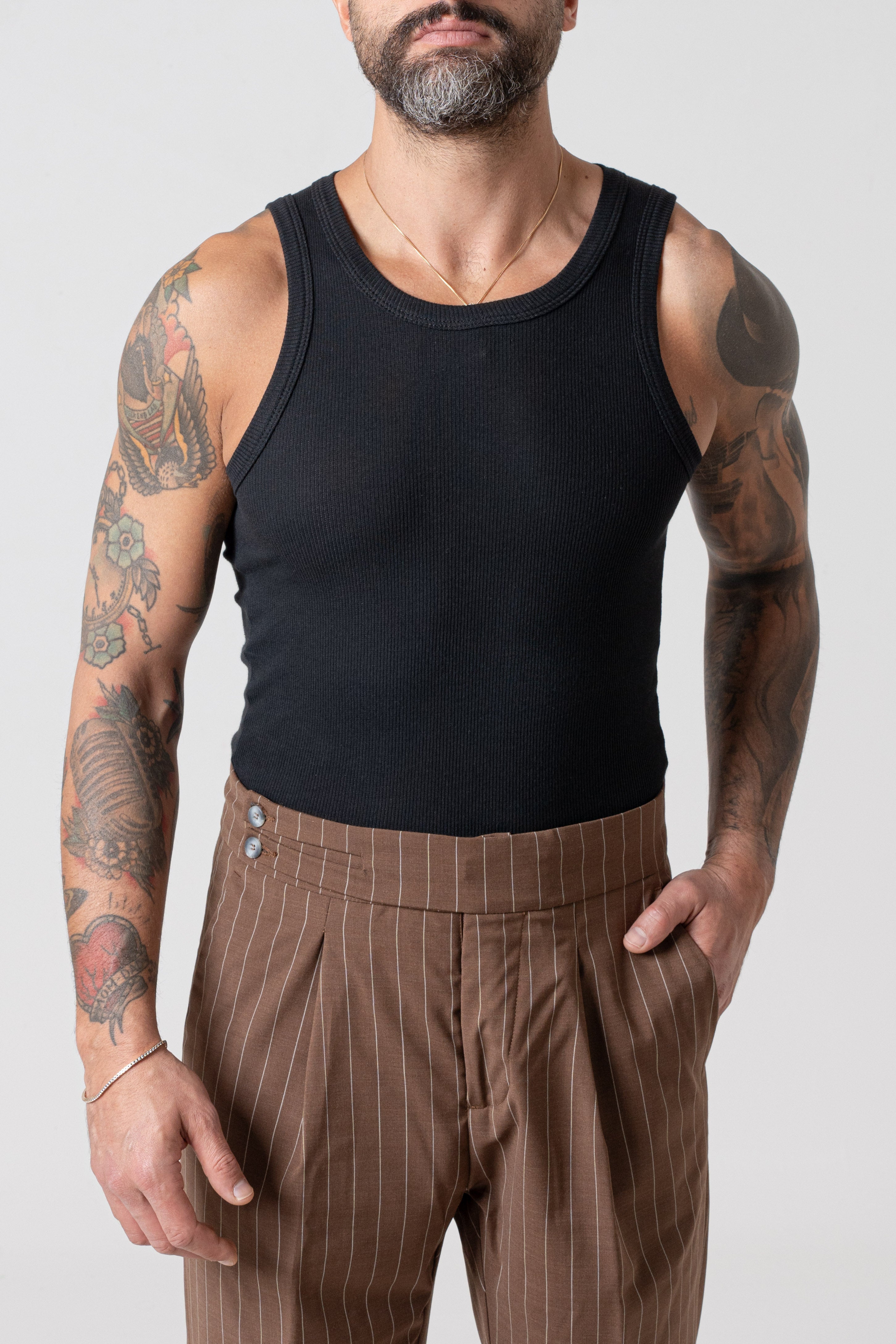 Camiseta de tirantes negra de algodón acanalado