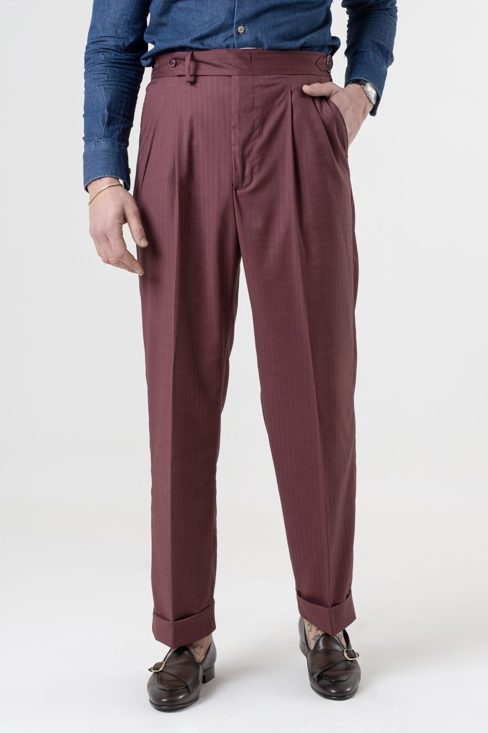 Pantalones de pierna ancha con hebillas laterales en color Burdeos Solaro Malibù