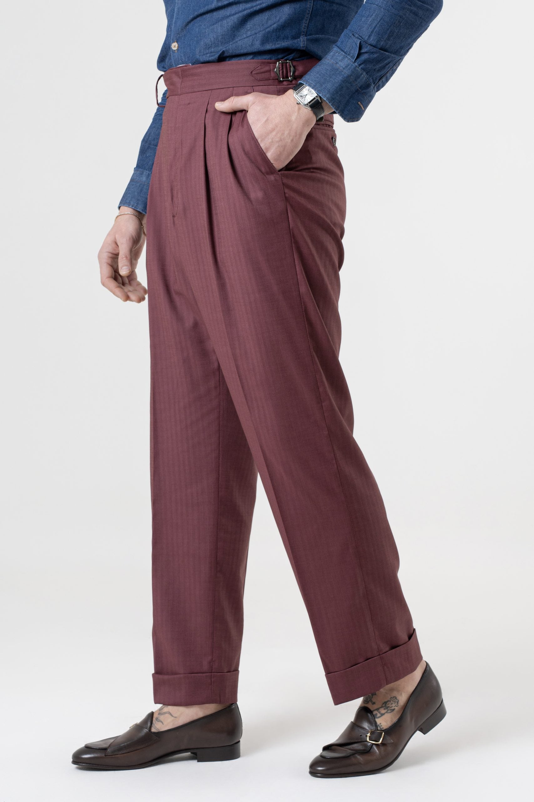 Pantalones de pierna ancha con hebillas laterales en color Burdeos Solaro Malibù