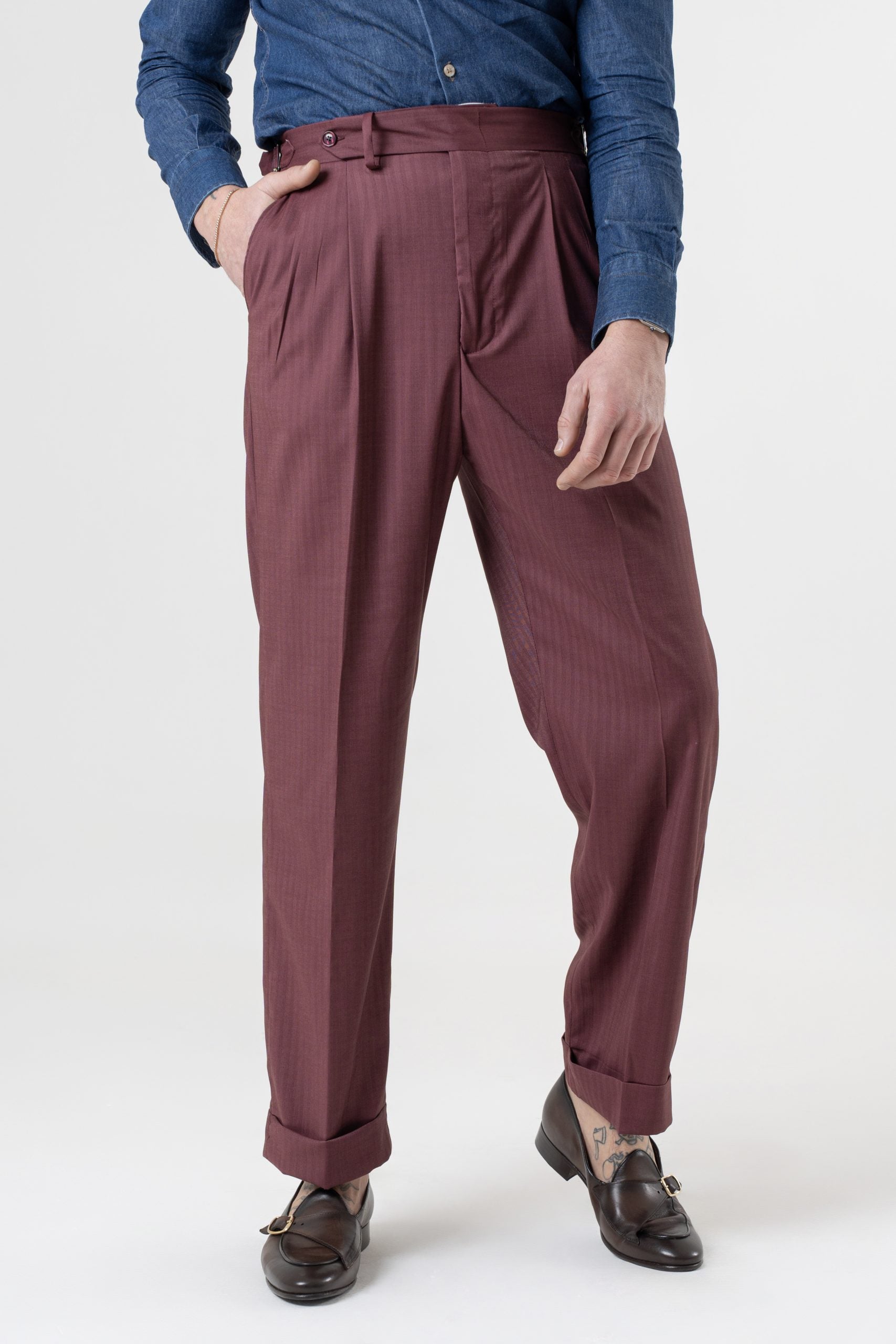 Pantalones de pierna ancha con hebillas laterales en color Burdeos Solaro Malibù