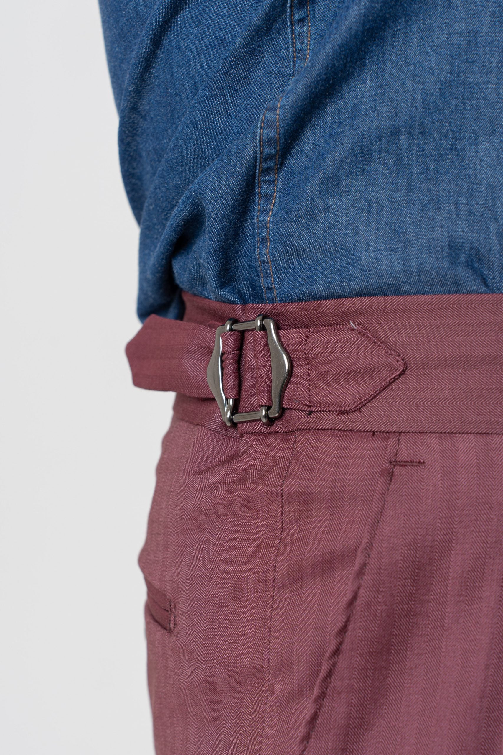 Pantalones de pierna ancha con hebillas laterales en color Burdeos Solaro Malibù