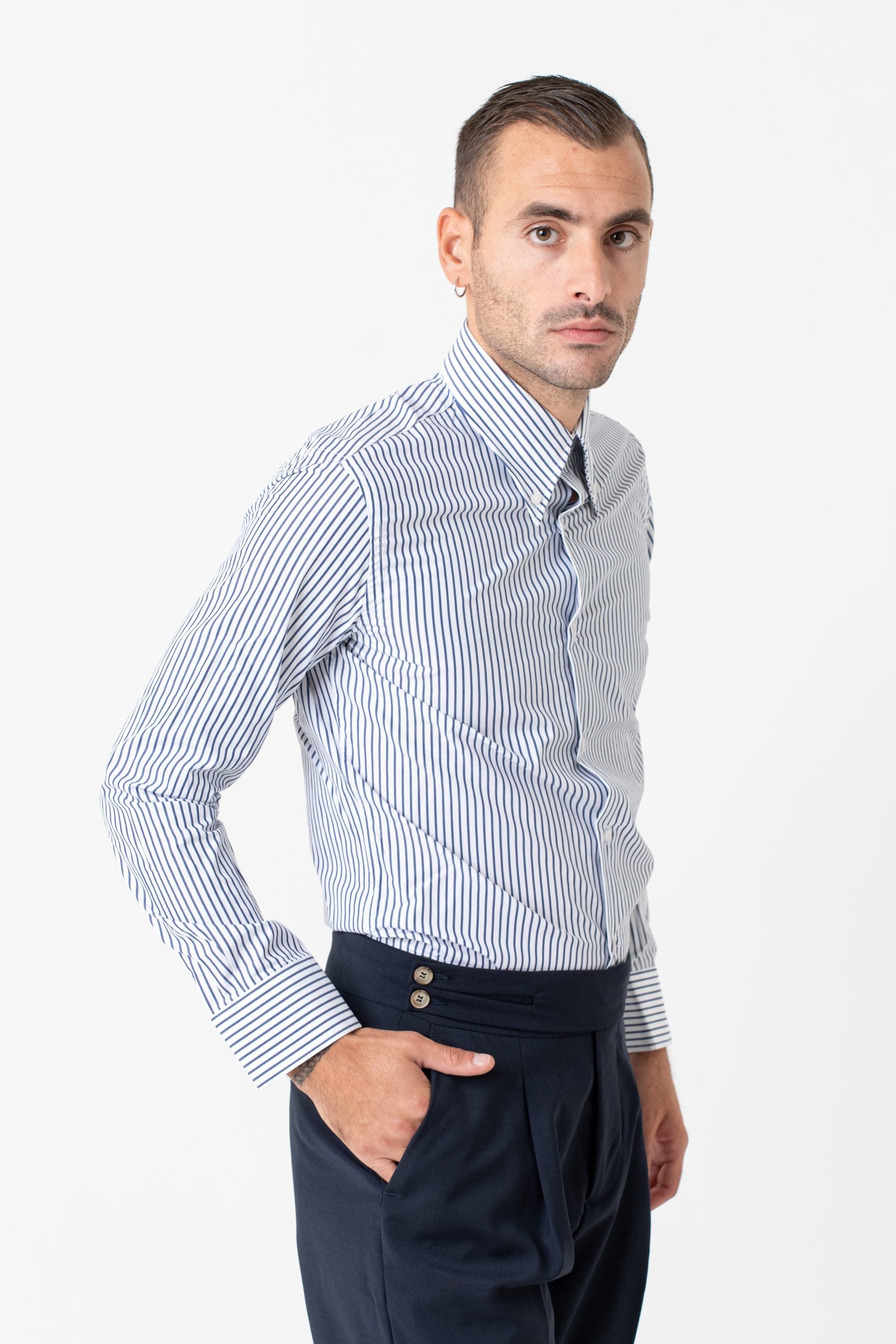 Camisa azul a rayas con cuello abotonado