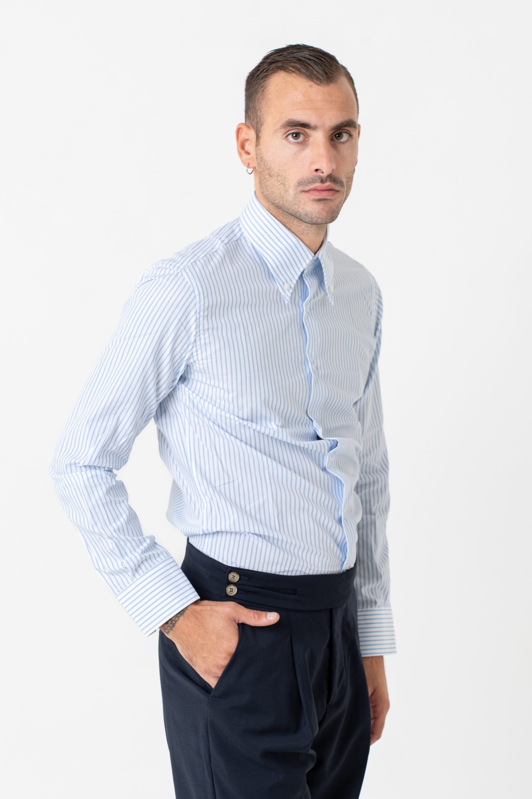 Camisa azul a rayas con cuello abotonado