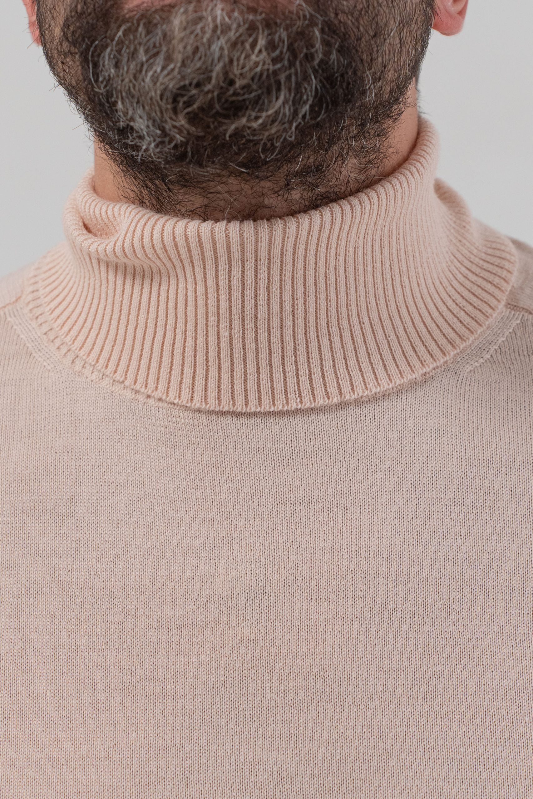 Cuello alto de mezcla de lana merino rosa empolvado