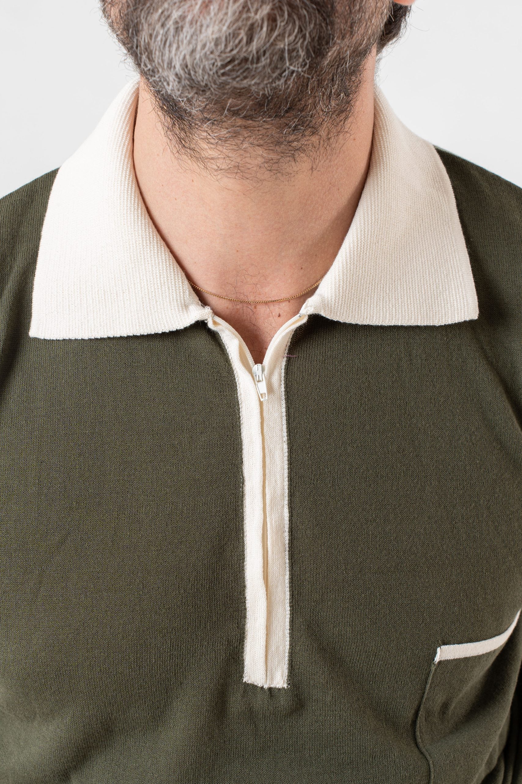Polo con Zip Verde con Collo Contrasto Avorio