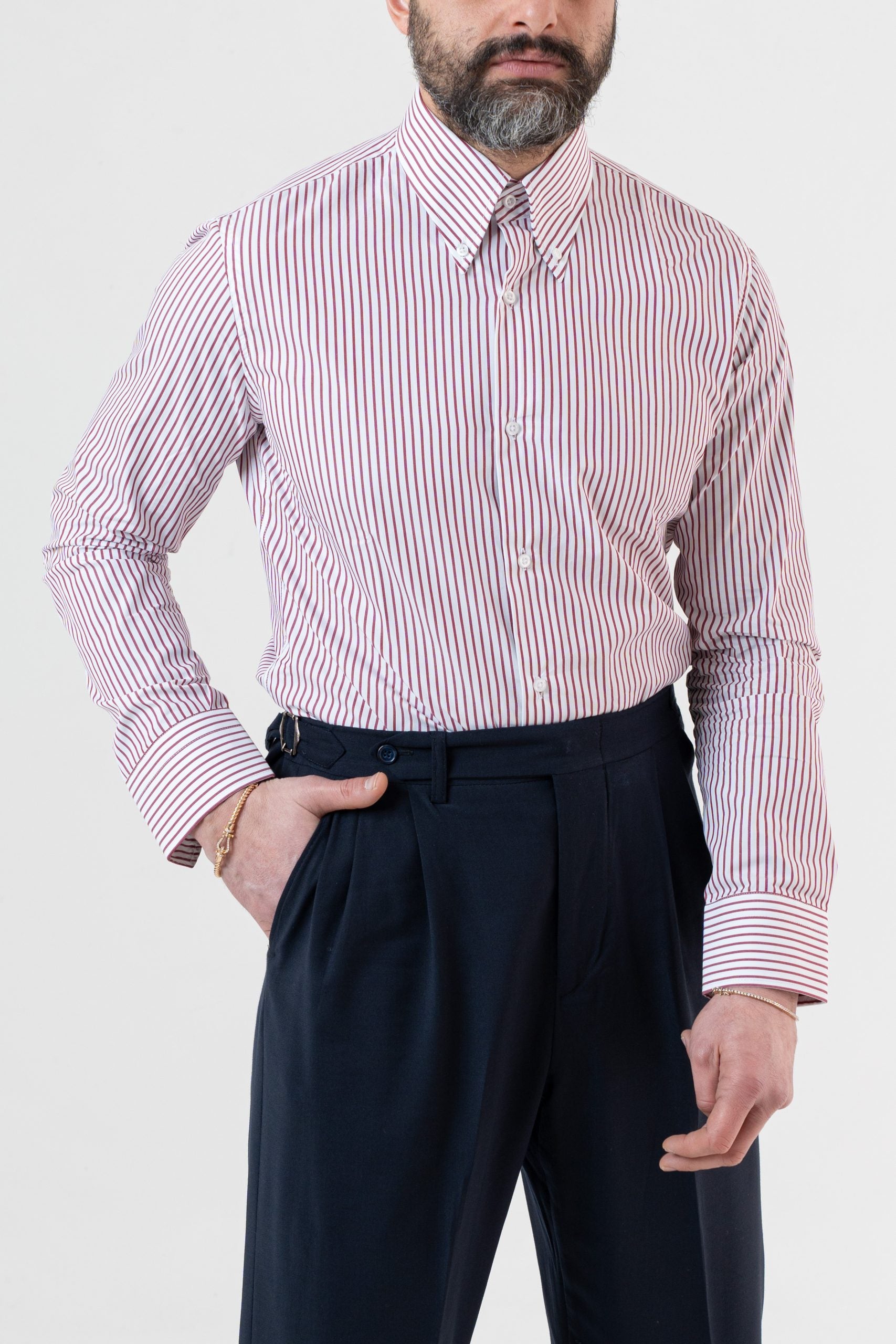 Camisa de rayas rojas con cuello abotonado