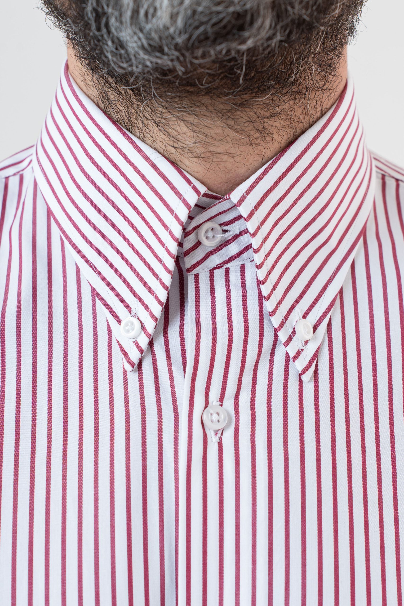 Camisa de rayas rojas con cuello abotonado