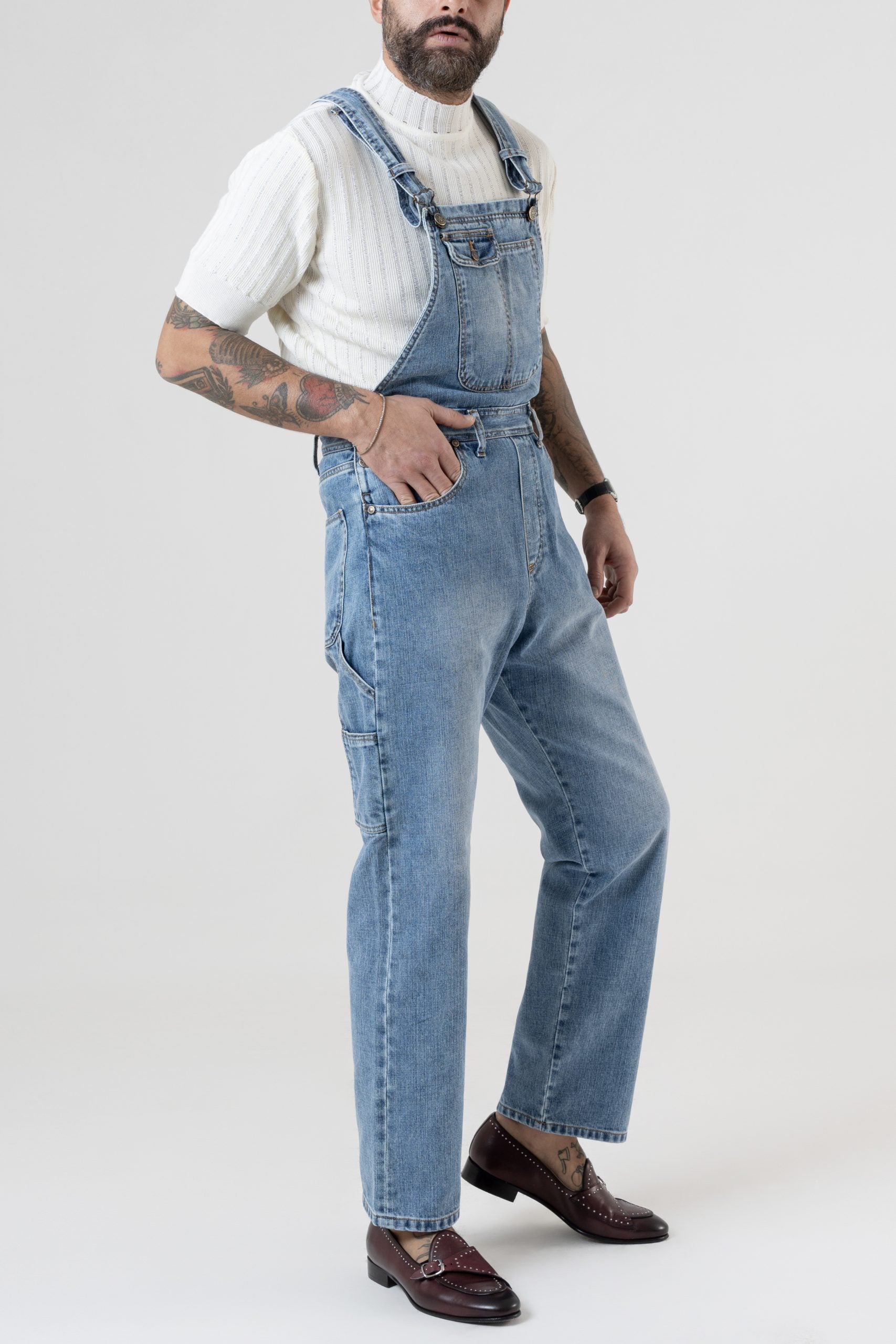 Peto vaquero de talle alto y bajo ancho en color lavado claro