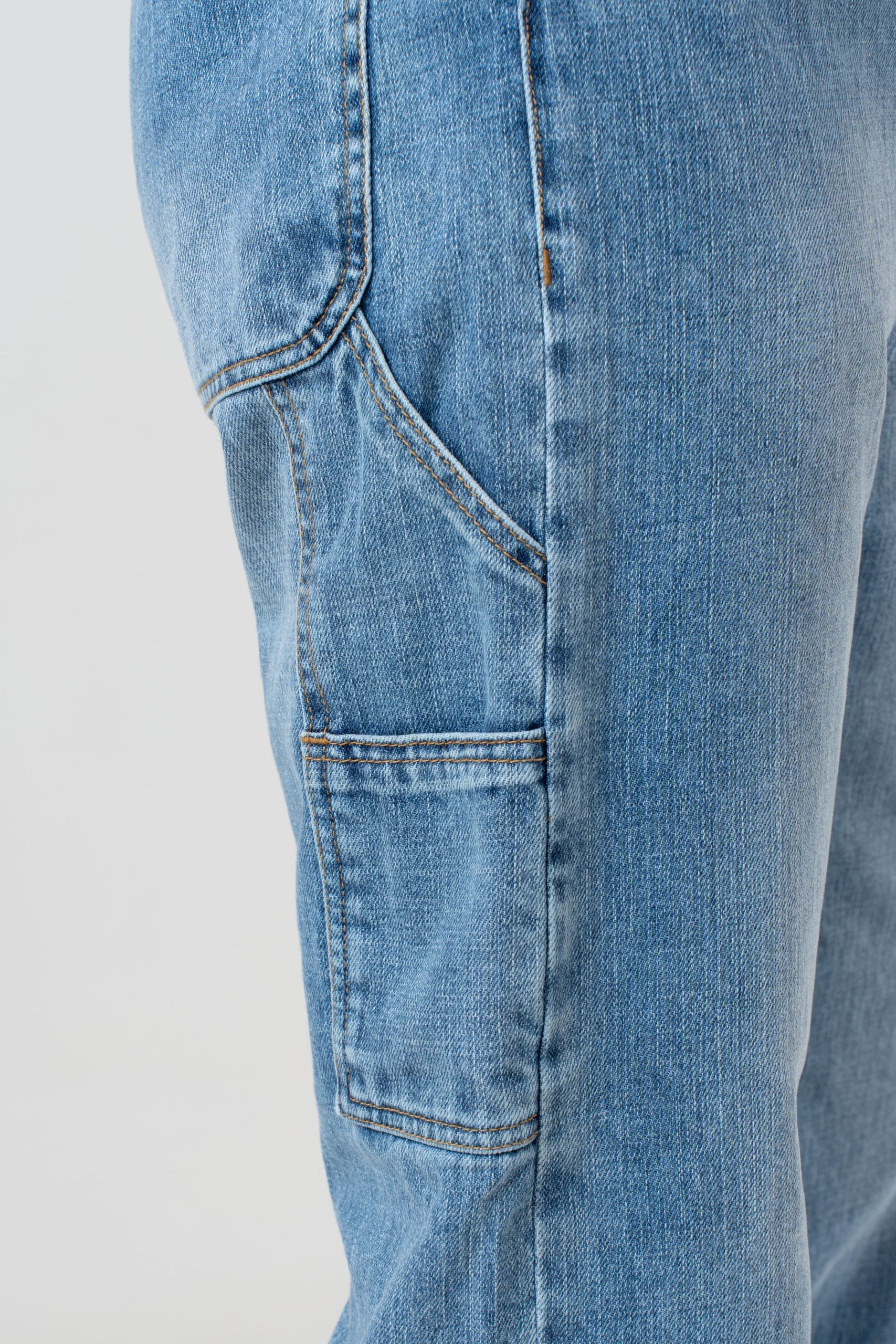 Peto vaquero de talle alto y bajo ancho en color lavado claro