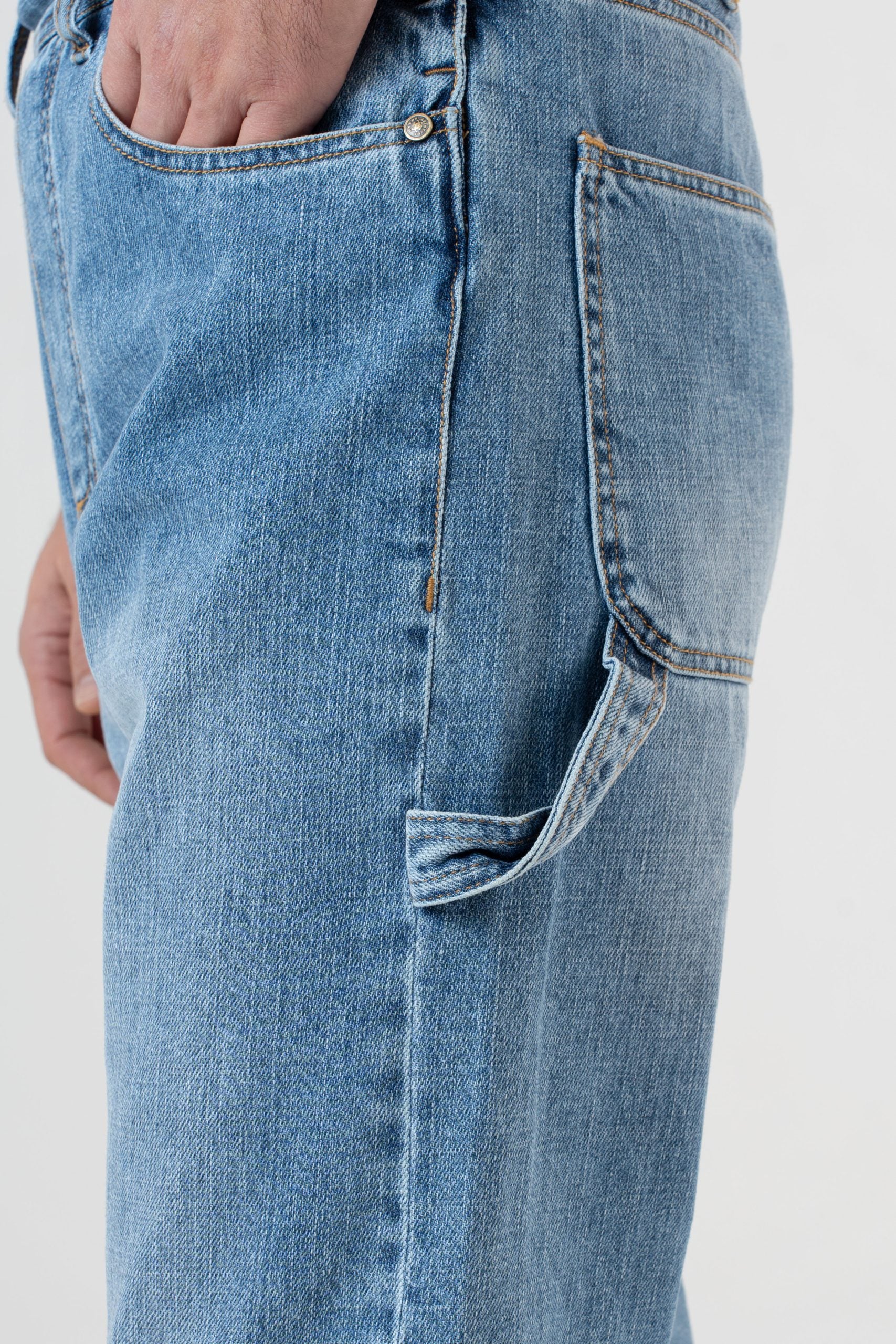 Peto vaquero de talle alto y bajo ancho en color lavado claro