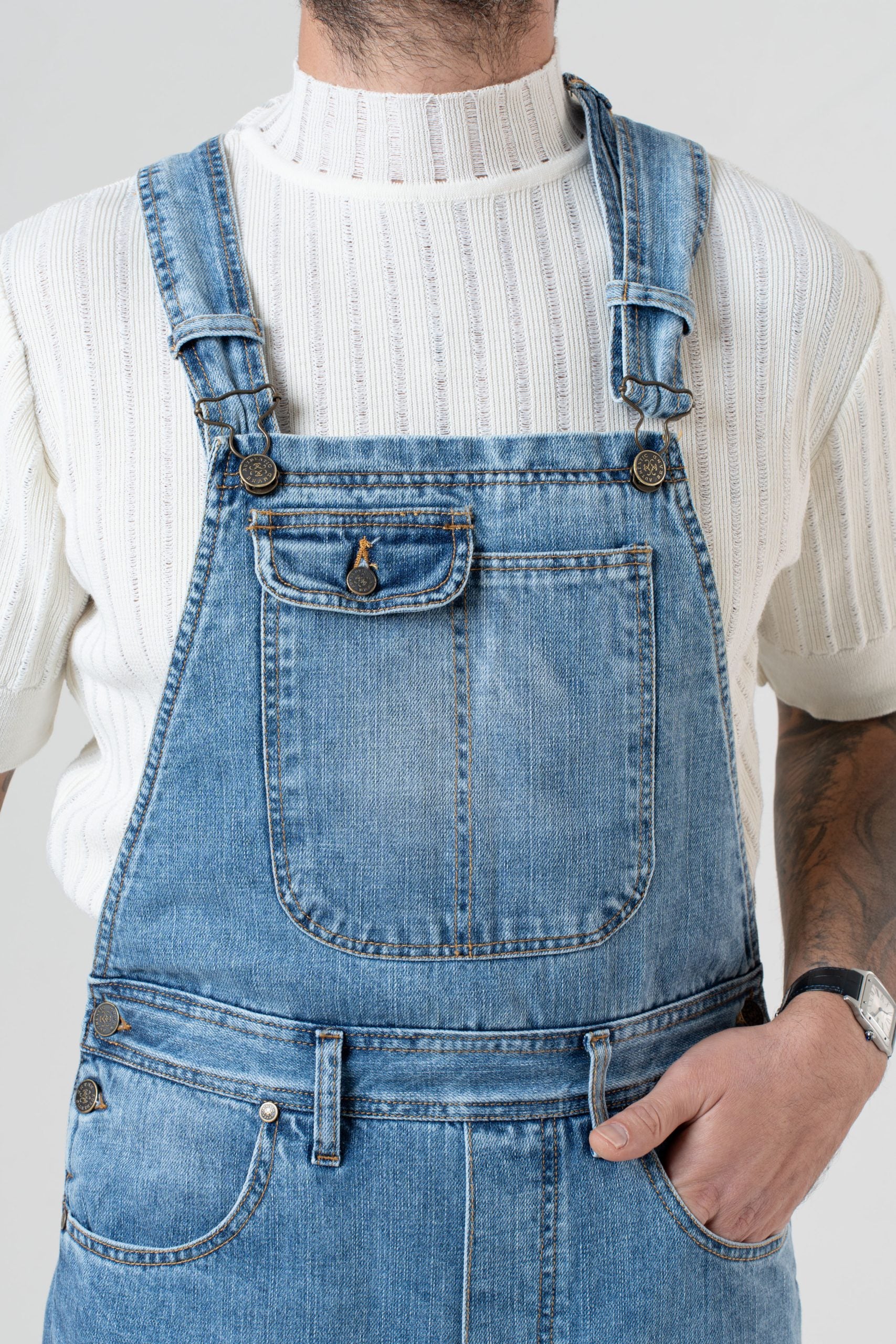 Peto vaquero de talle alto y bajo ancho en color lavado claro