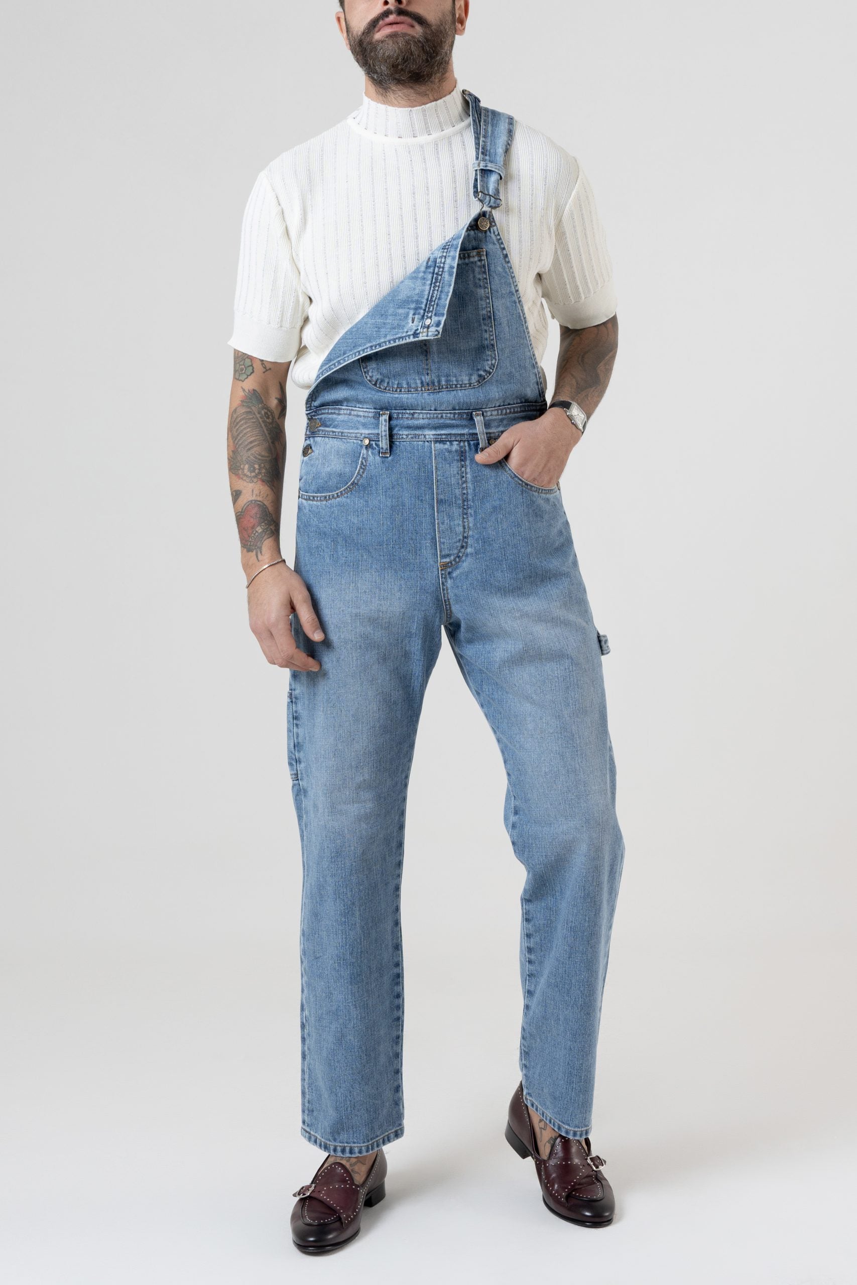 Peto vaquero de talle alto y bajo ancho en color lavado claro