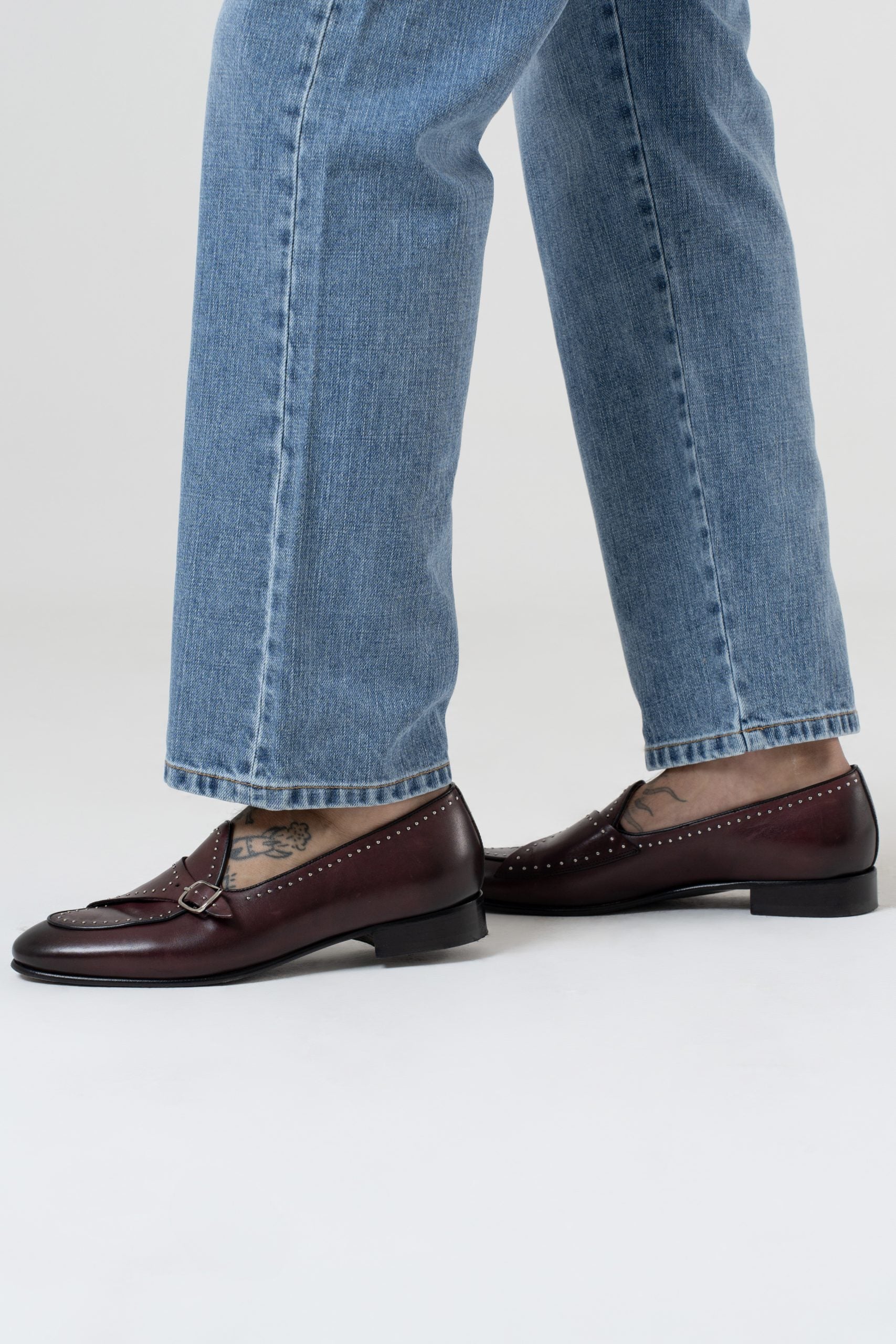 Peto vaquero de talle alto y bajo ancho en color lavado claro