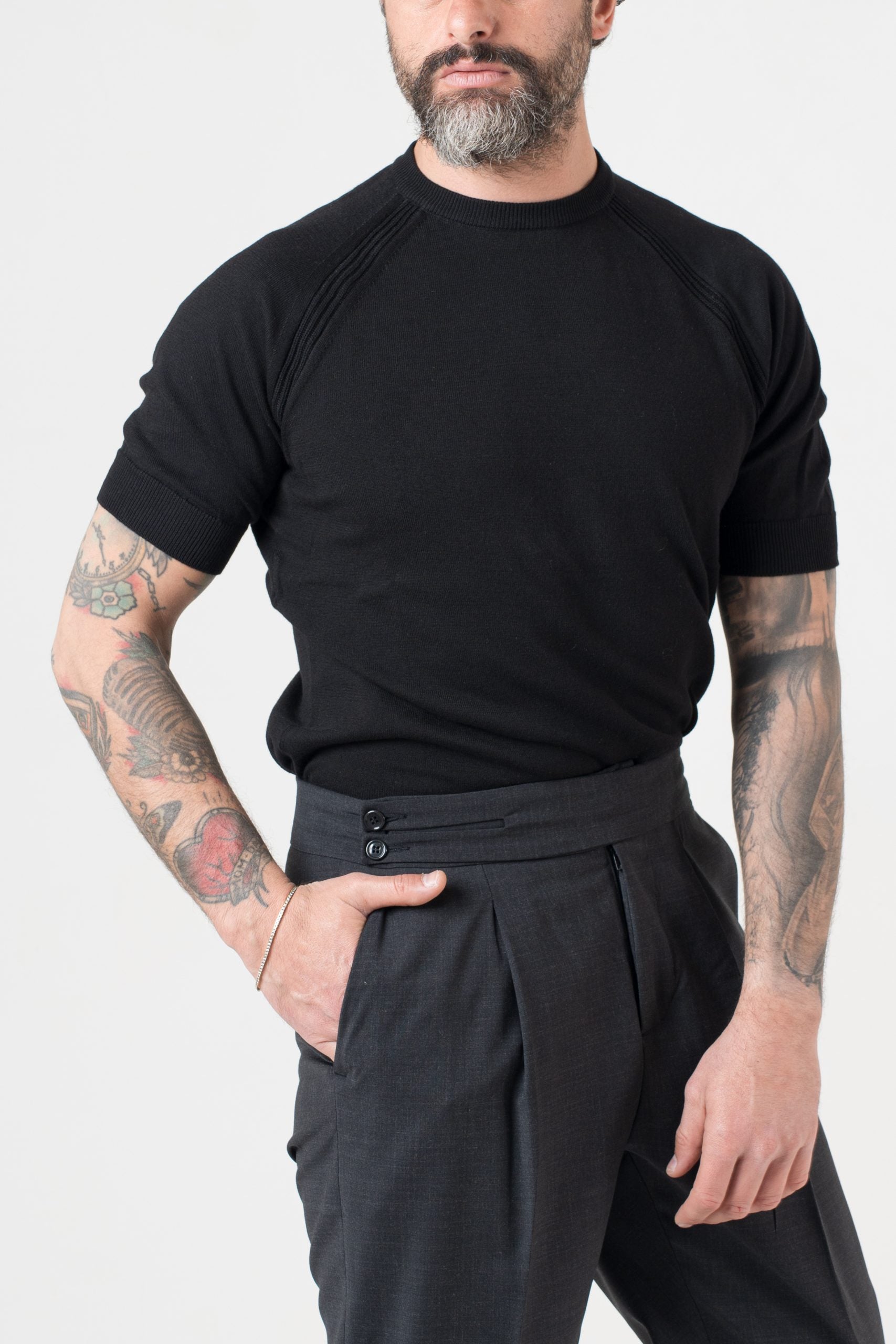 Camiseta negra de manga raglán con hilo