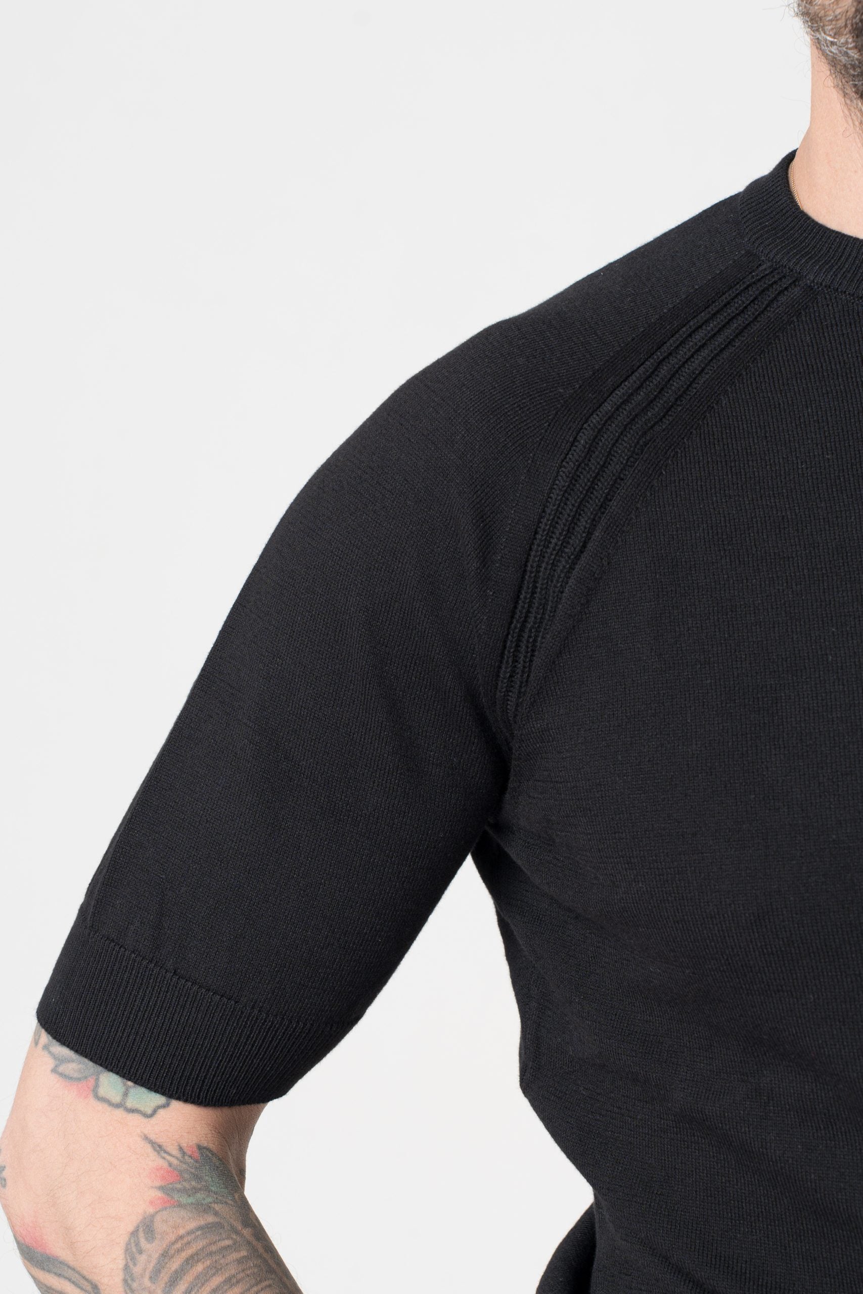 Camiseta negra de manga raglán con hilo