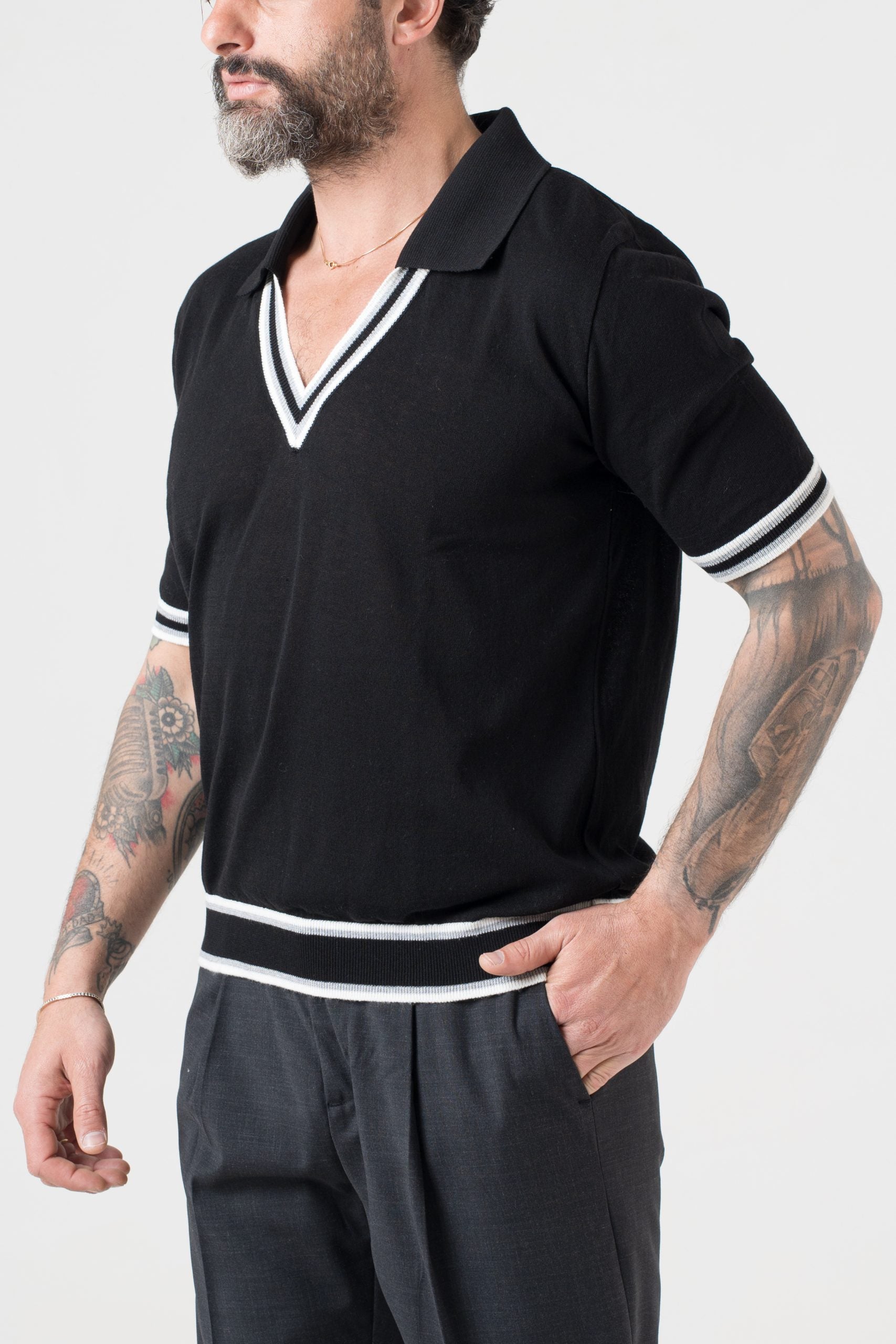 Polo con Collo a V a Contrasto Nero e Grigio