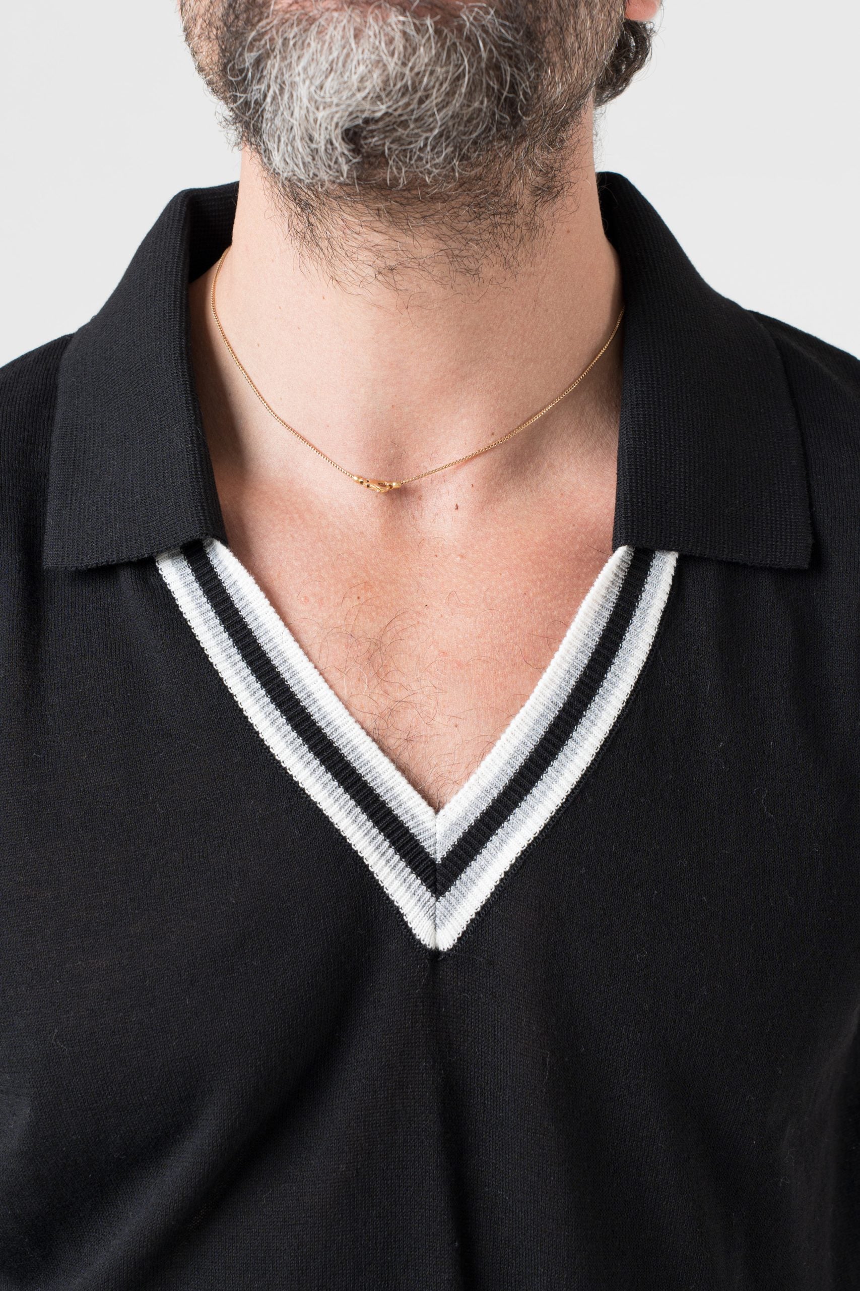 Polo con Collo a V a Contrasto Nero e Grigio