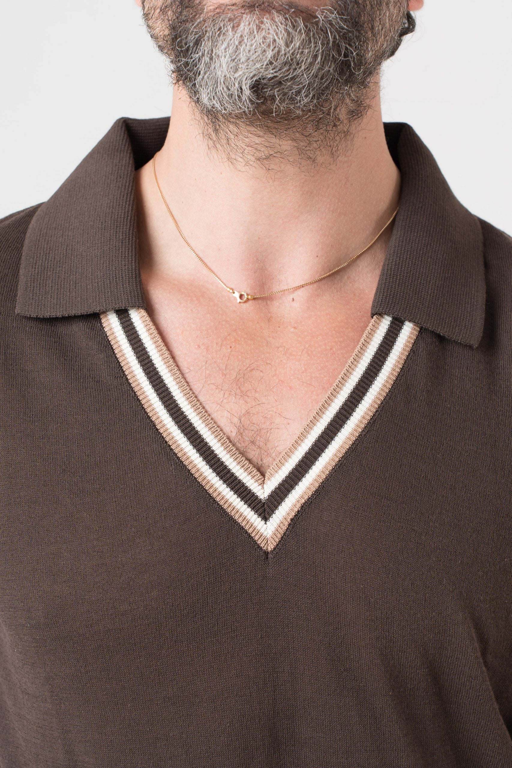 Polo con Collo a V a Contrasto Moro e Beige
