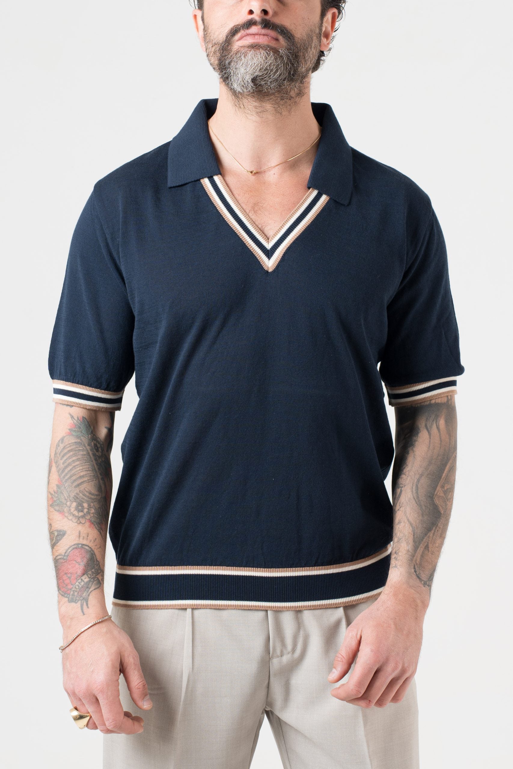 Polo con Collo a V a Contrasto Blu e Beige