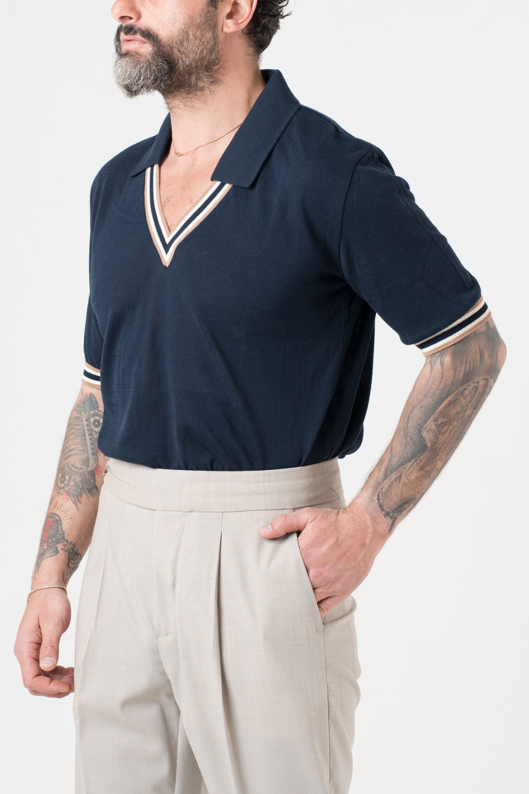 Polo con Collo a V a Contrasto Blu e Beige