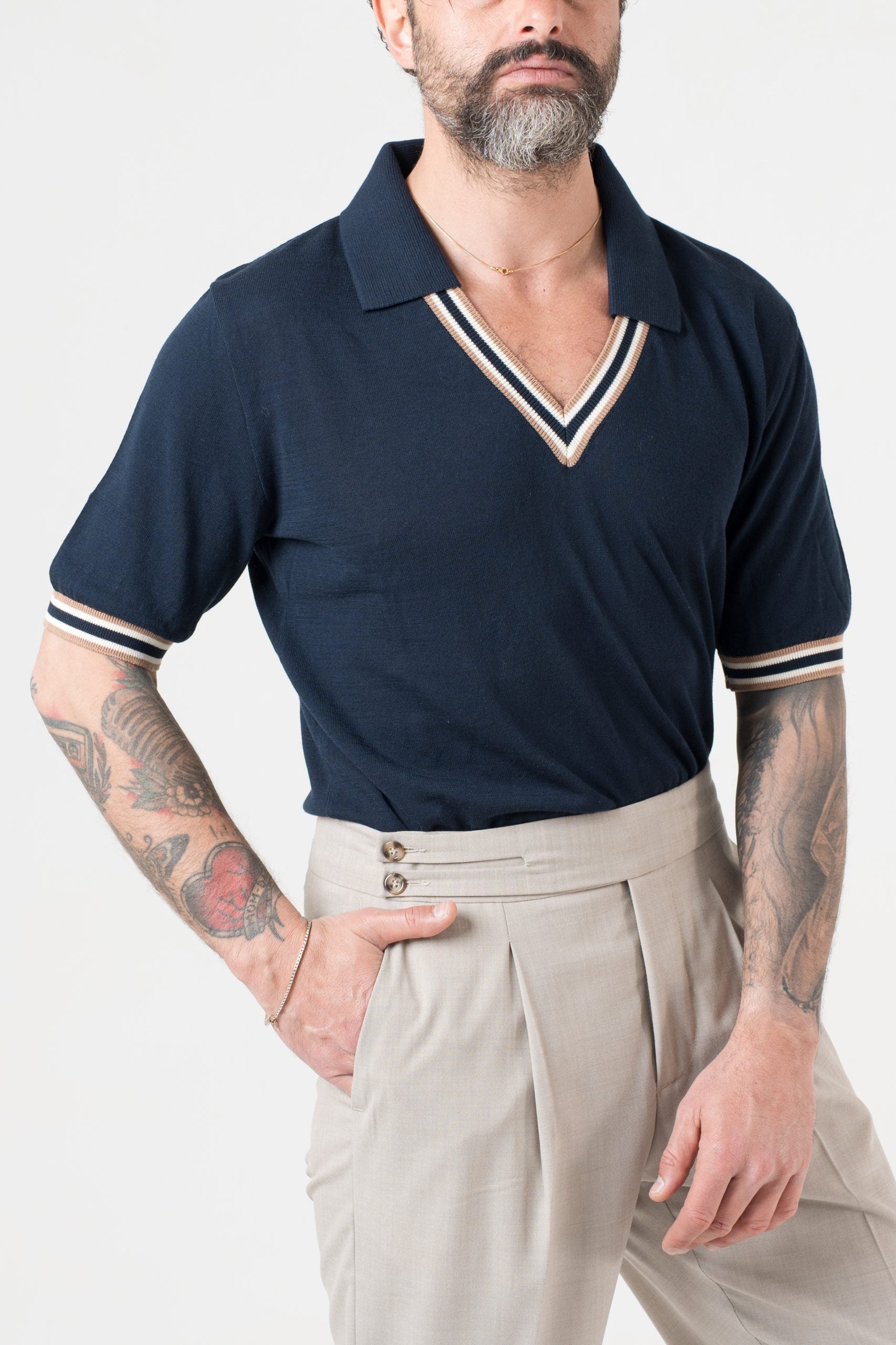 Polo con Collo a V a Contrasto Blu e Beige