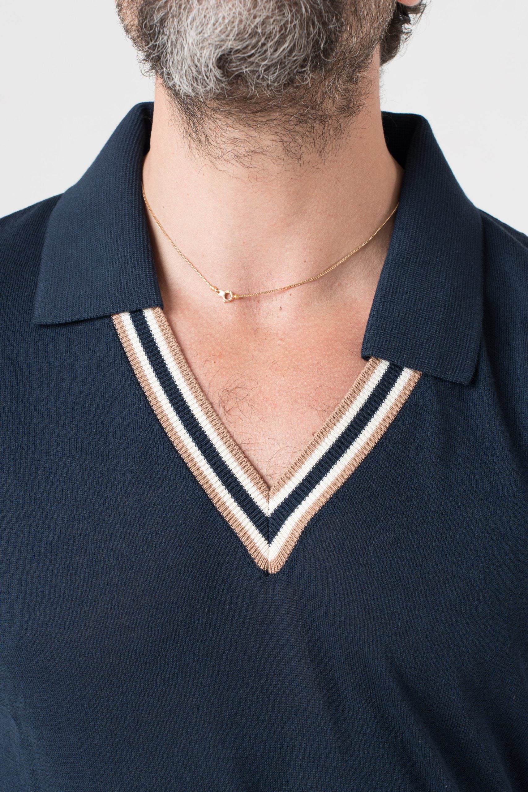 Polo con Collo a V a Contrasto Blu e Beige