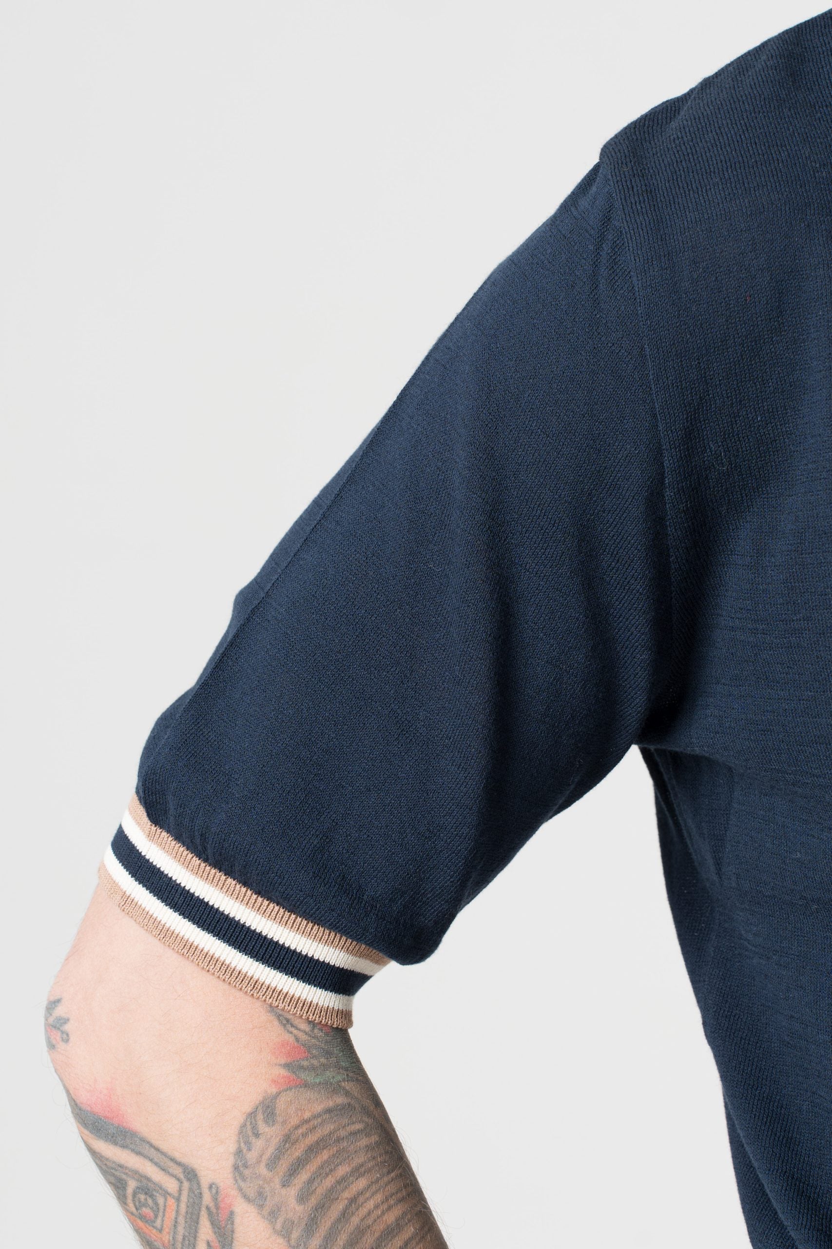 Polo con Collo a V a Contrasto Blu e Beige